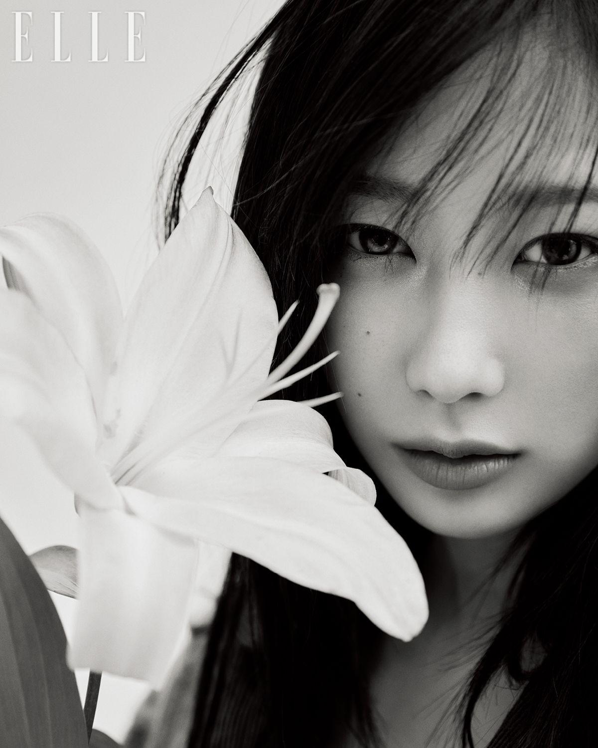 스웨터는 Loewe.