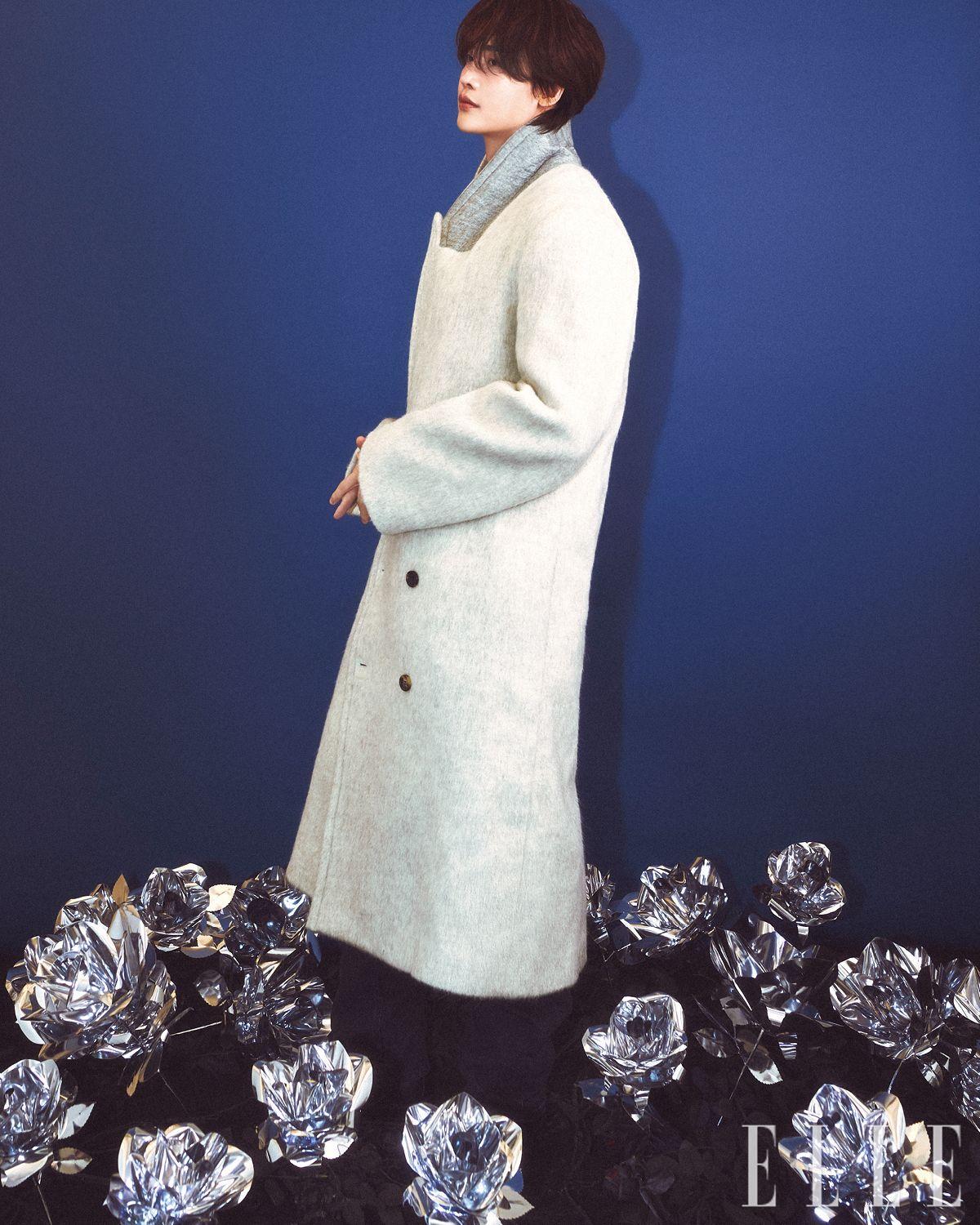 더블 브레스티드 코트와 팬츠는 모두 Loewe.