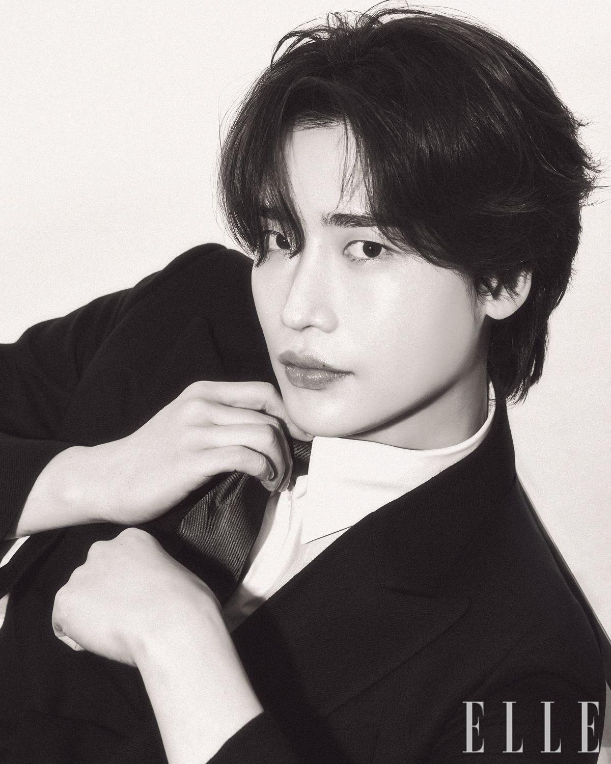 울 재킷과 화이트 셔츠, 타이는 모두 Loewe.