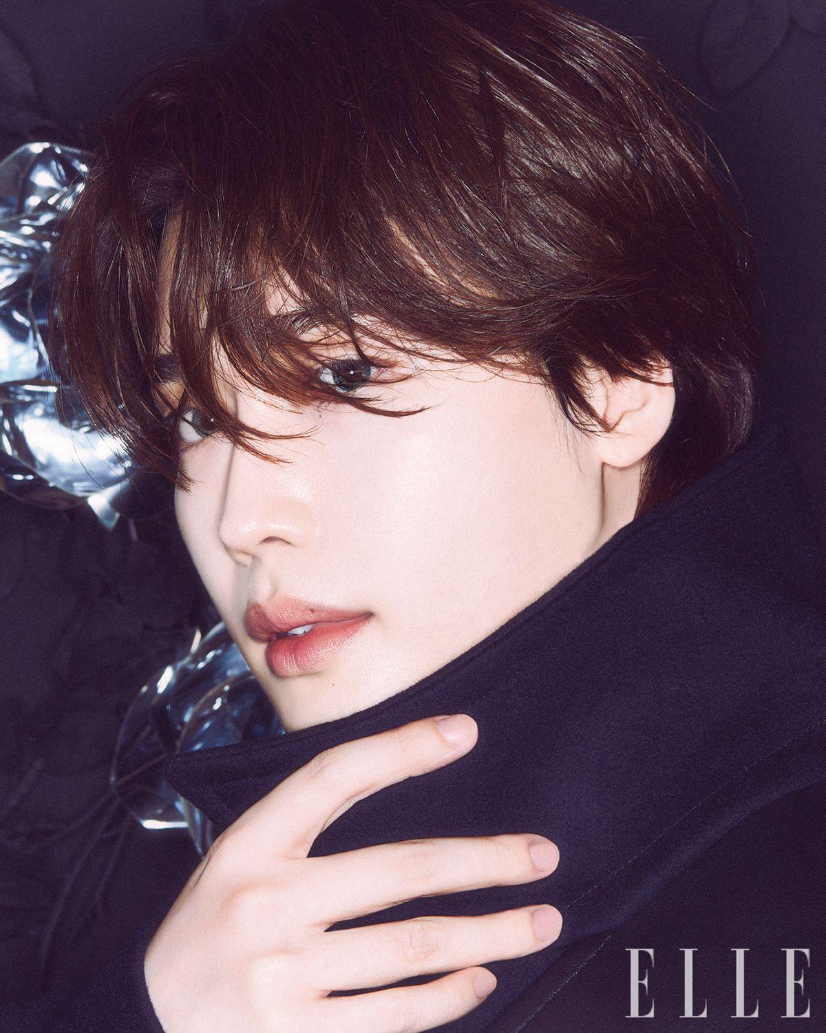 레더 패치로 포인트를 준 코트는 Loewe. 