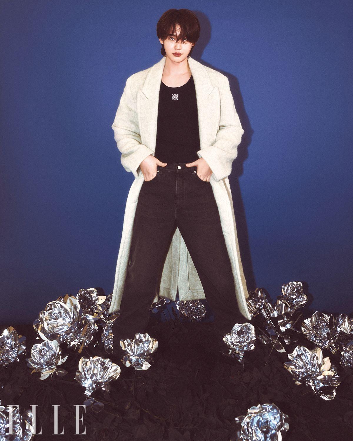 더블 브레스티드 코트와 로고 탱크톱, 스트레이트 진은 모두 Loewe.