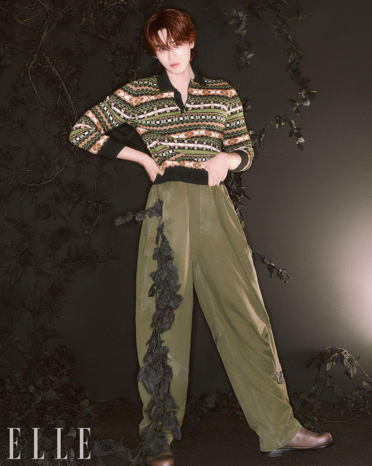 멀티컬러 스웨터와 벌룬 실루엣의 카고 팬츠, 브라운 슈즈는 모두 Loewe.