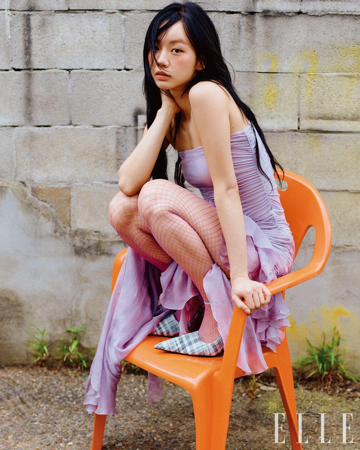 드레스는 Blumarine. 슈즈는 Acne Studios. 스타킹은 스타일리스트 소장품. 이어커프는 Portrait Report.