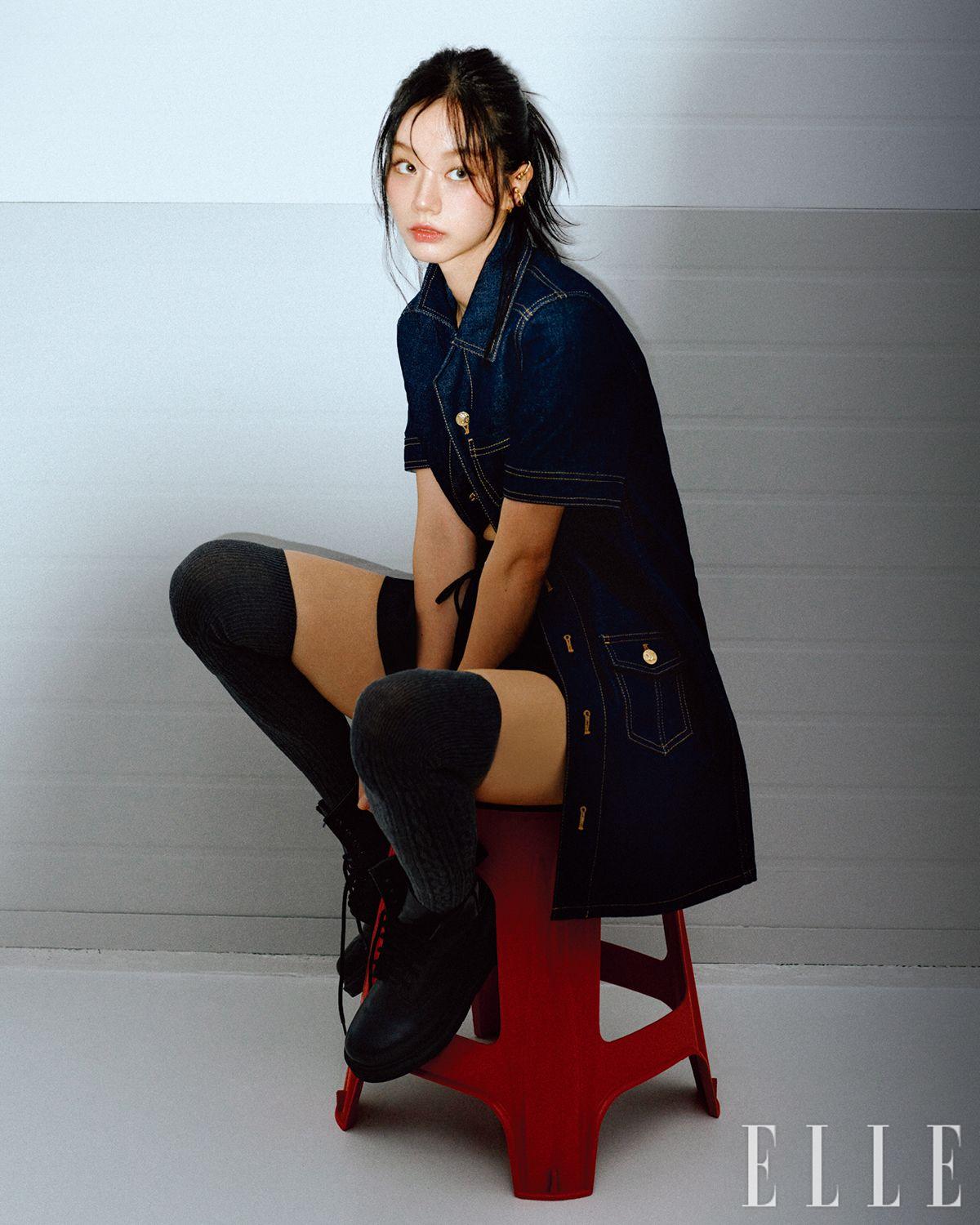 드레스는 Celine by Hedi Slimane. 팬츠는 Sacai. 슈즈는 Dr. Martens. 이너 웨어 톱과 니삭스는 모두 스타일리스트 소장품. 이어링과 이어커프는 모두 Portrait Report.