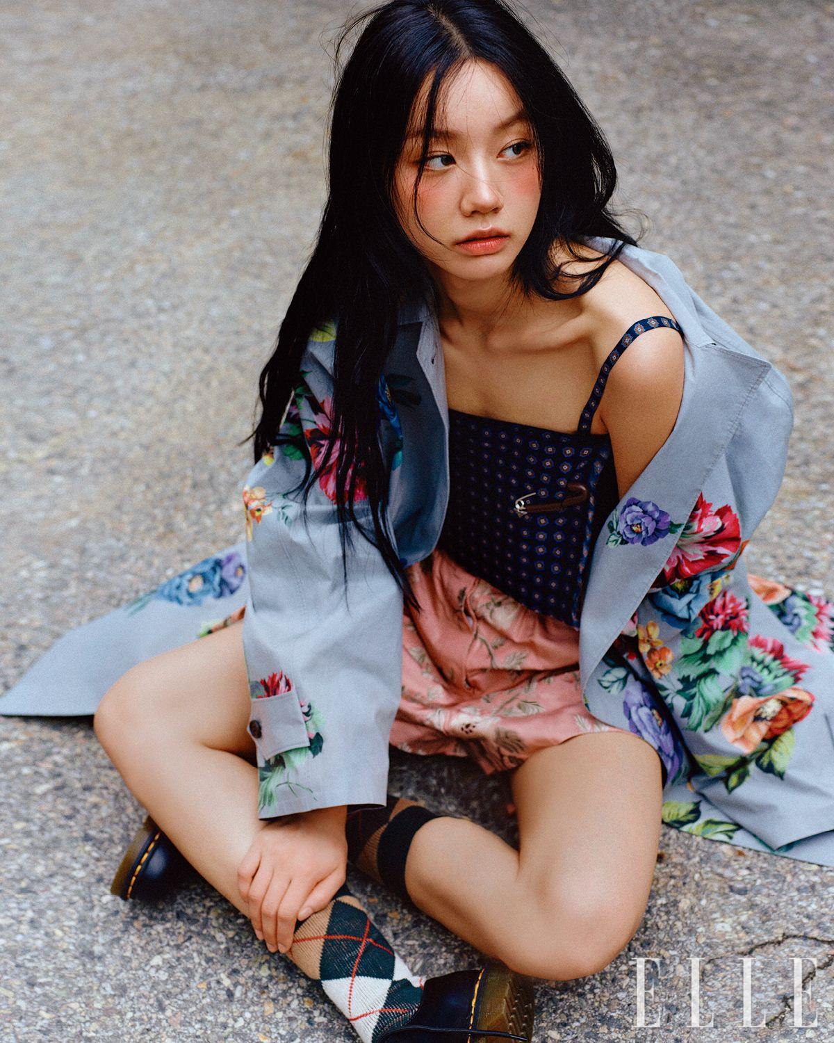 이너 톱과 재킷, 쇼츠, 삭스는 모두 Prada. 슈즈는 Dr. Martens.