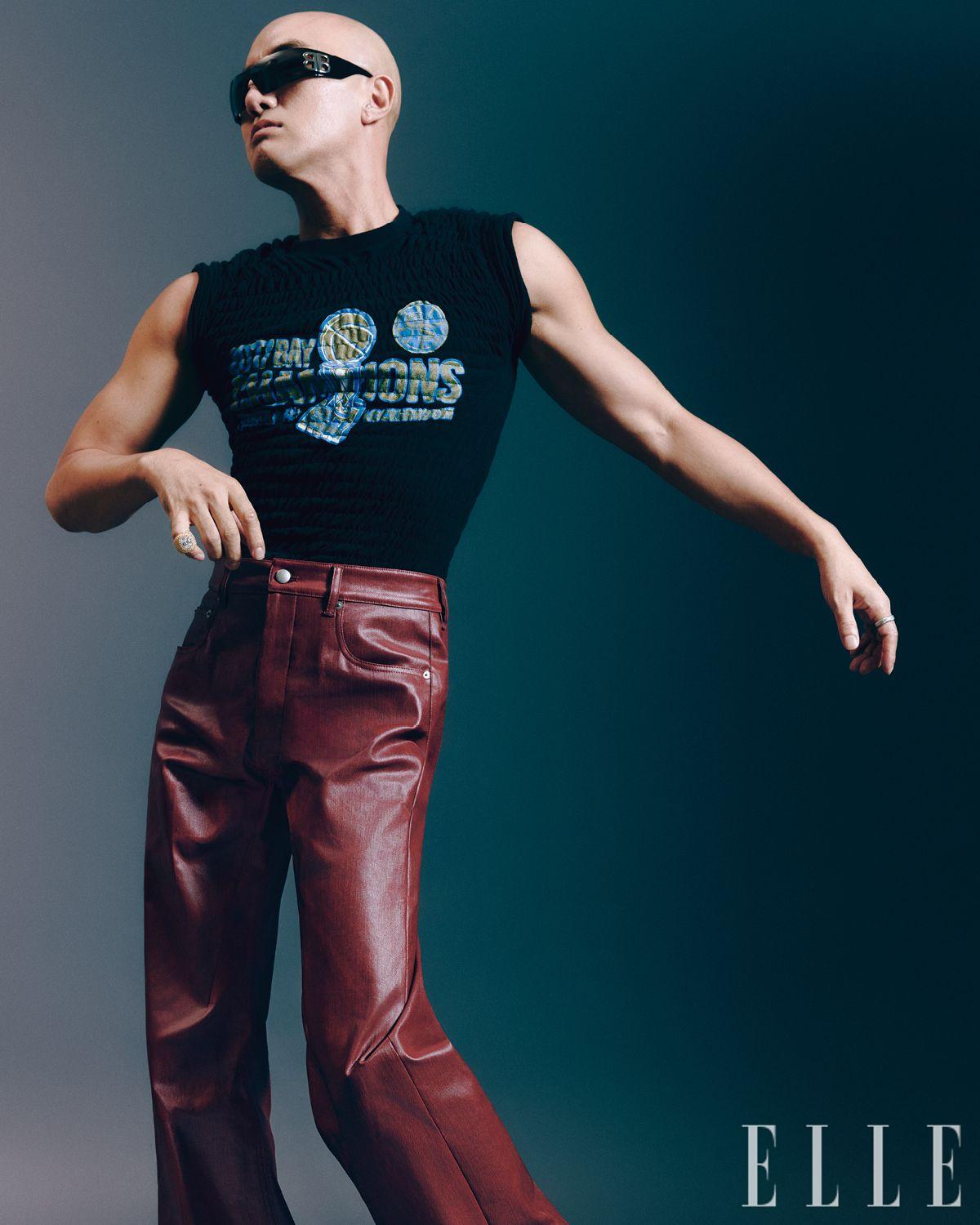 셔링 티셔츠는 Conner Ives. 하이웨이스트 팬츠는 Rick Owens. 선글라스는 Balenciaga by AofA. 부츠는 스타일리스트 소장품.