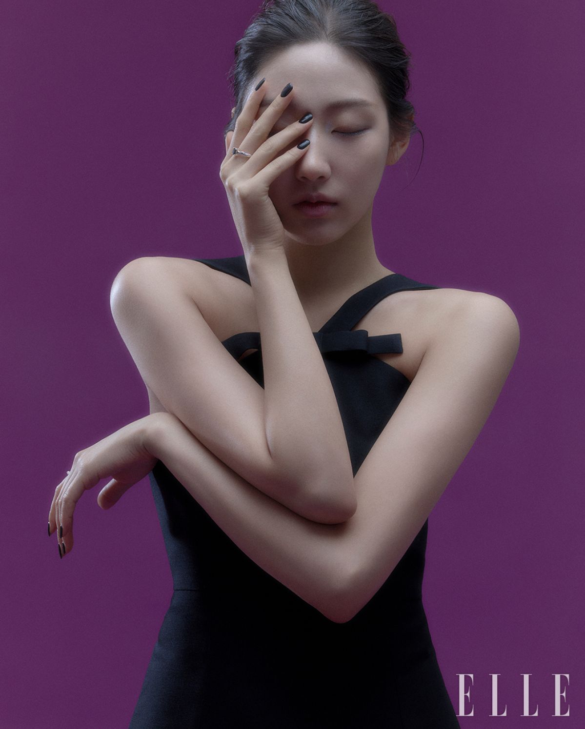 리본 디테일의 블랙 미니 드레스는 MINJUKIM. 큐빅 스트랩 포인트의 블랙 발레리나 플랫슈즈 73hours. 화이트 레이스 스타킹은 스타일리스트 소장품. 왼손 검지 하트 펜던트의 진주 링, 오른손 중지 비정형 밴드의 블랙 바게트 큐빅 링은 모두 ROAJU.