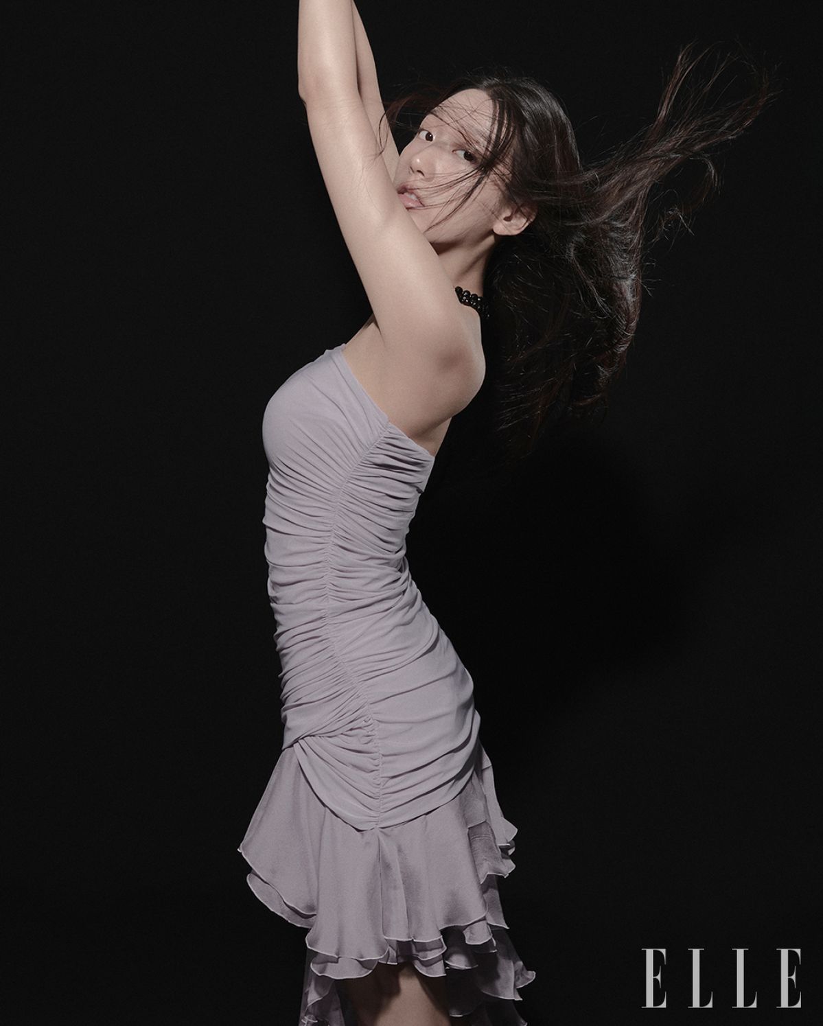 퍼플 컬러의 러플 디테일 롱 드레스는 Blumarine. 메탈소재의 퍼플 발레리나 플랫슈즈는 Marni. 블랙 비즈 초커는 Vivienne WestWood.
