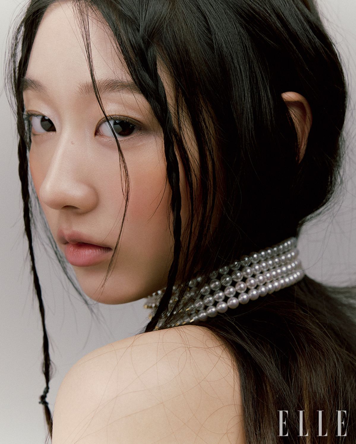 펑키한 데인저 초커는 Tasaki. 블랙 톱은 스타일리스트 소장품.
