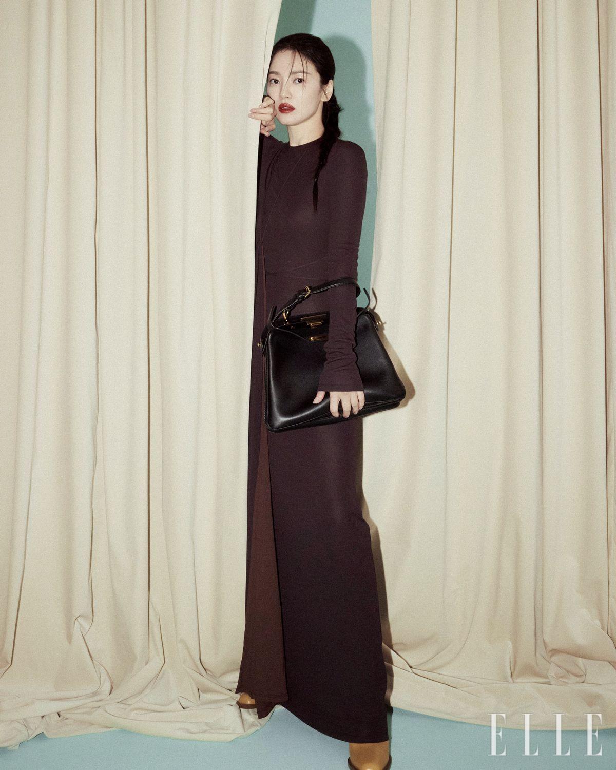 롱 드레이프 드레스와 스퀘어 토 부츠, 블랙 피카부 소프트 미디엄 백은 모두 Fendi.
