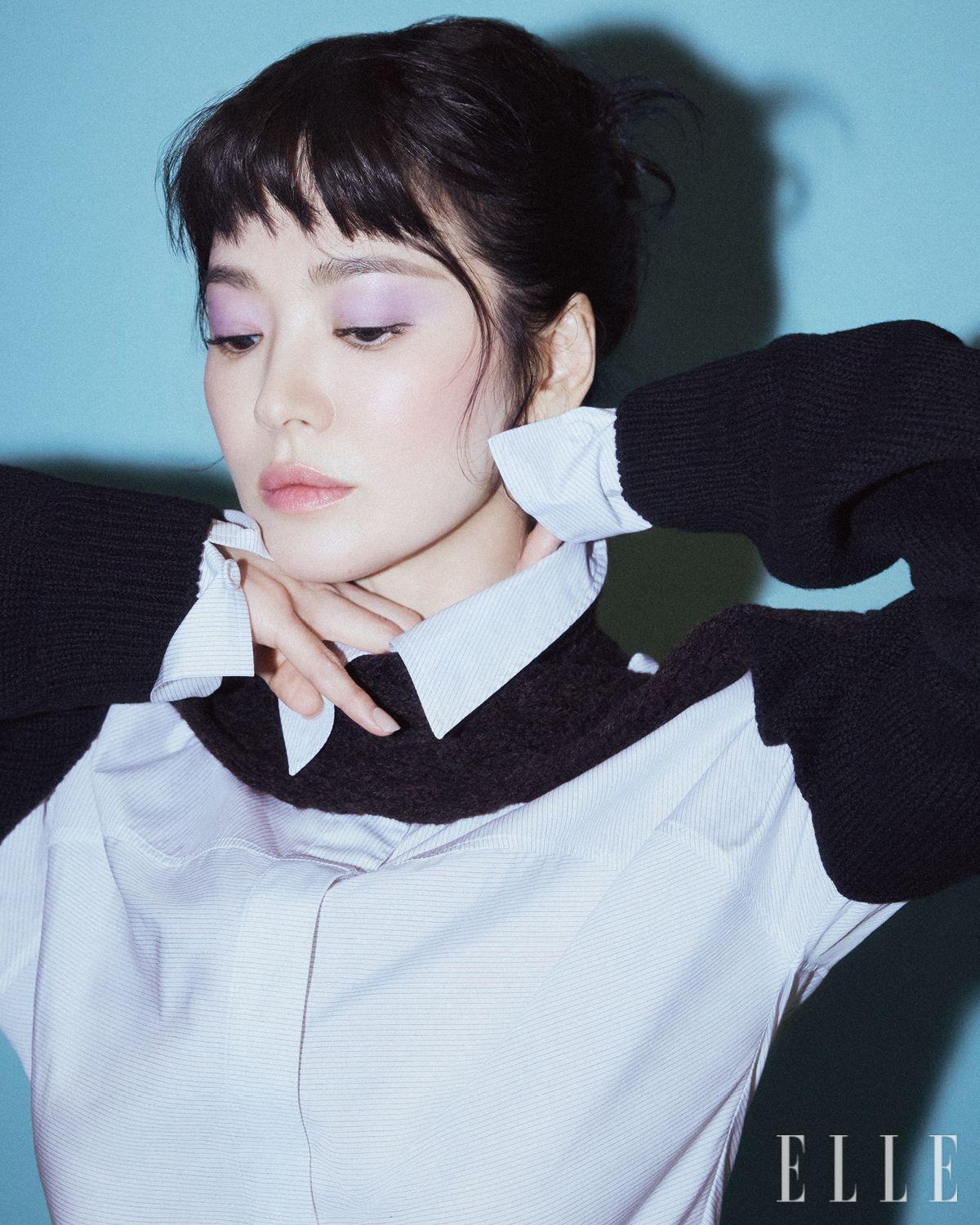 울 슈러그 톱과 스트라이프 화이트 셔츠는 모두 Fendi.