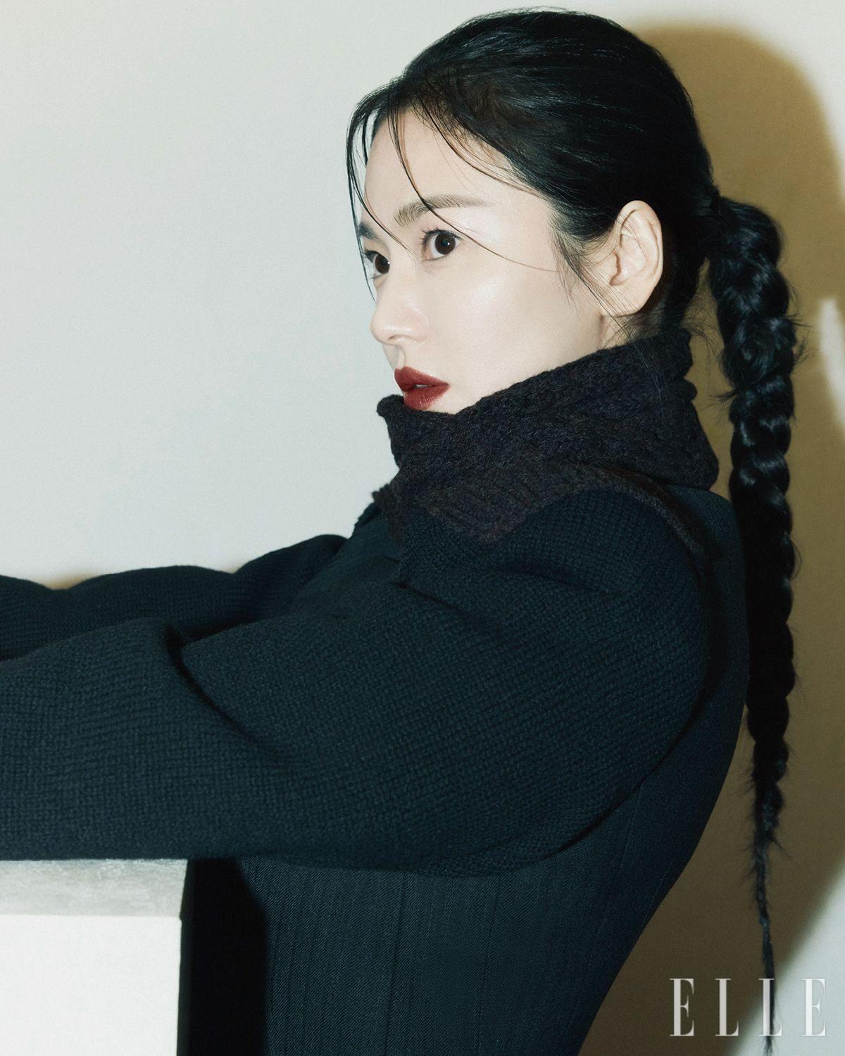 울 소재 핀스트라이프 재킷과 슈러그 하이넥 톱은 모두 Fendi.