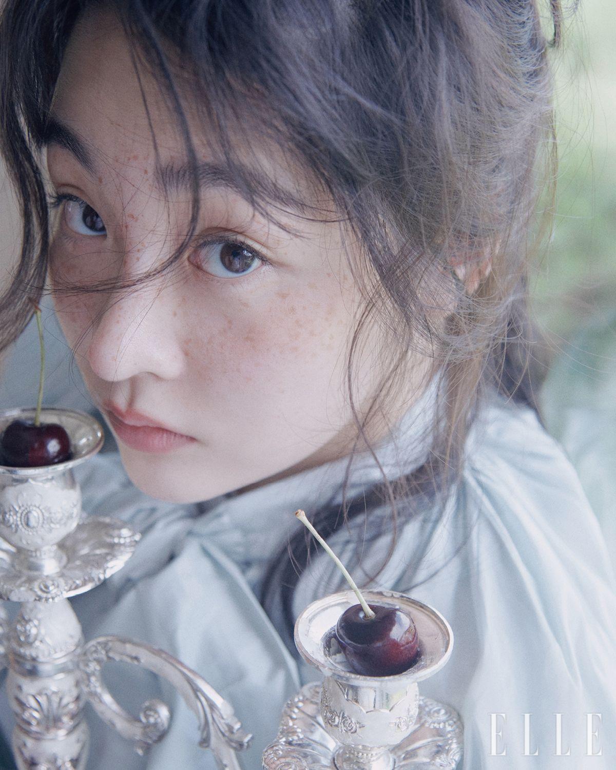 리본 디테일의 드레스 가격 미정, Simone Rocha.