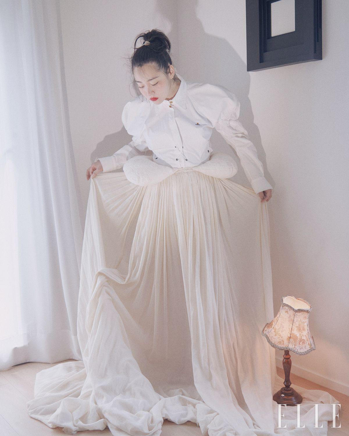 리본 드레스는 가격 미정, Simone Rocha. 퍼프 슬리브 셔츠는 가격 미정, Vivienne Westwood. 코튼 랩스커트는 50만원대, 허리에 두른 힙 패드는 가격 미정, 모두 Gyouree Kim.
