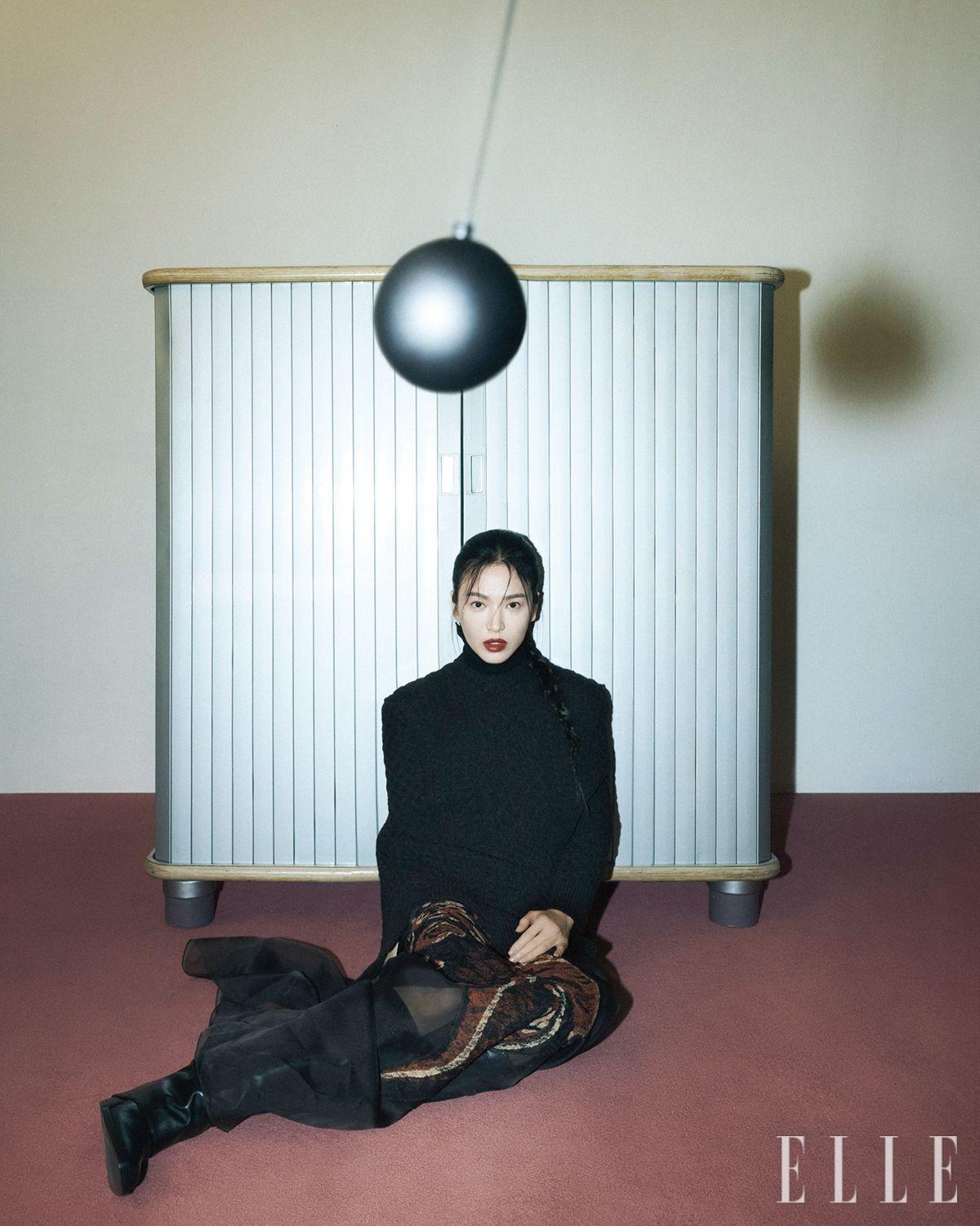 터틀넥 스웨터 톱과 오간자 롱 드레스, 블랙 롱부츠는 모두 Fendi.