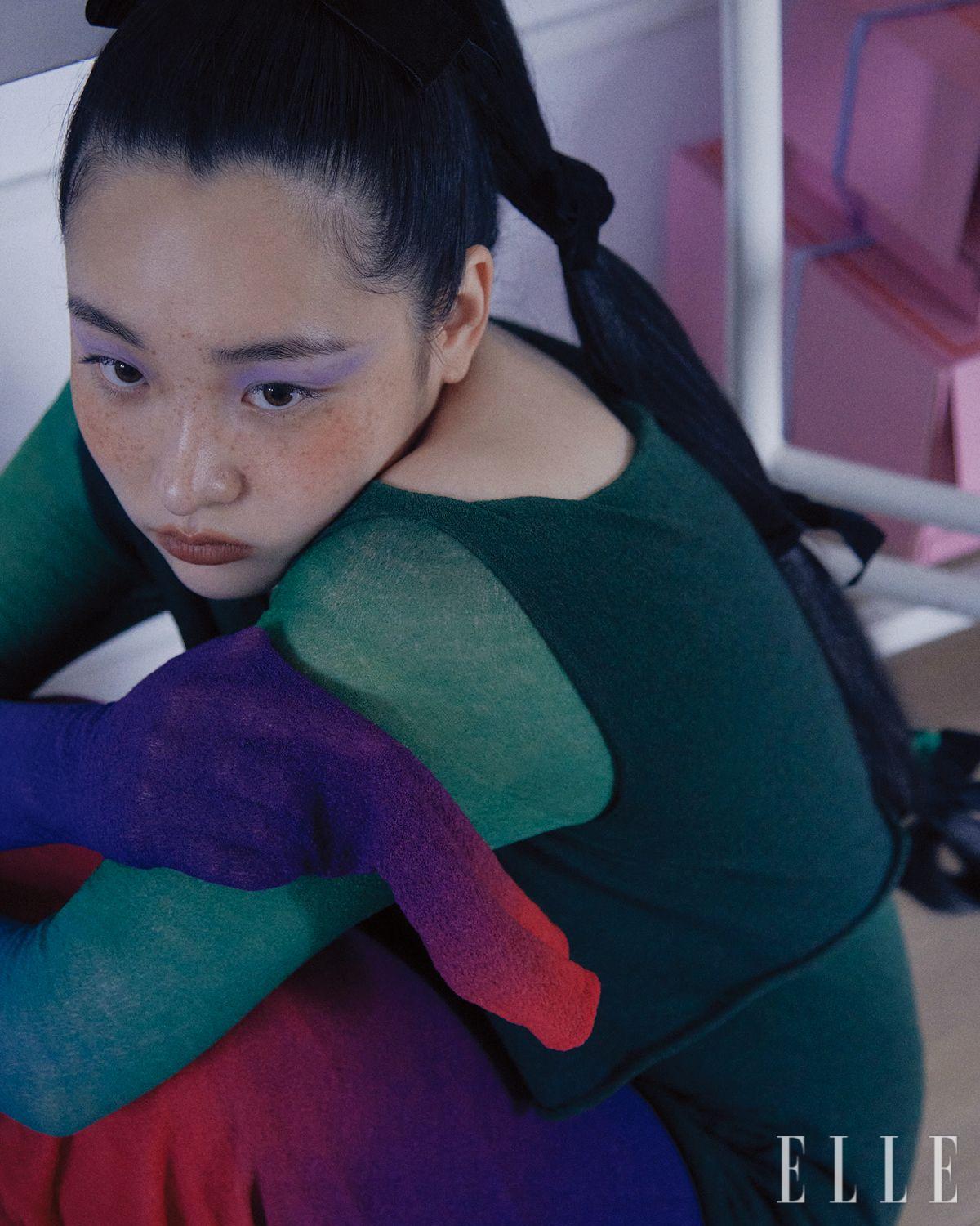 그러데이션 드레스와 레이어드한 이너 드레스는 가격 미정, 모두 Issey Miyake.