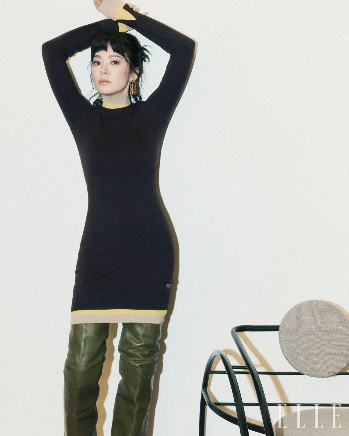 레이어드 디테일의 울 드레스와 레더 사이하이 부츠, 라지 오벌 이어링은 모두 Fendi.
