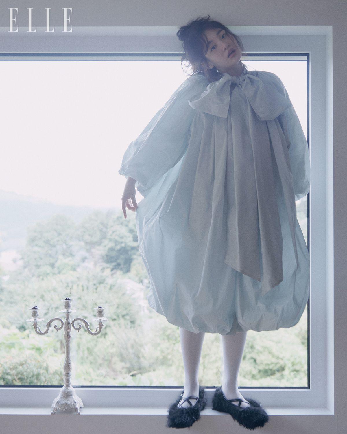 리본 디테일의 드레스와 페이크 퍼 발레리나 슈즈는 가격 미정, 모두 Simone Rocha.
