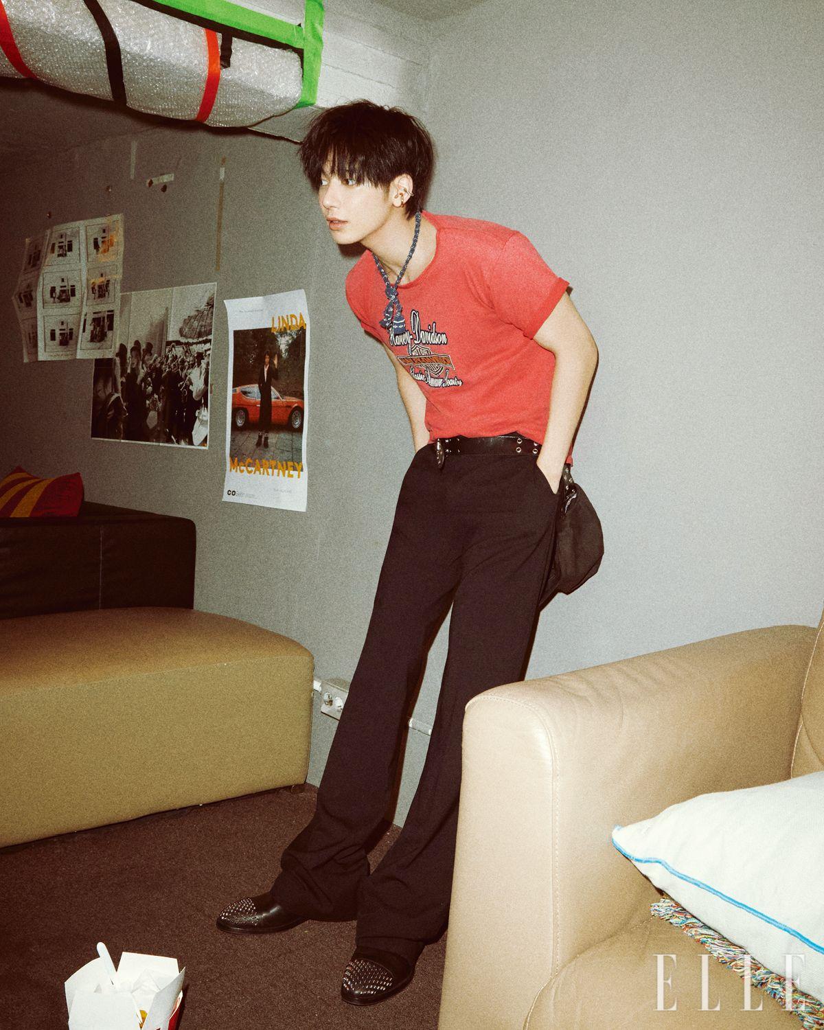 톱과 스카프는 모두 Omnipeople. 팬츠는 Courrèges. 로퍼는 Jimmy Choo. 이어 커프는 모두 Portrait Report. 링과 벨트, 볼캡은 모두 스타일리스트 소장품.