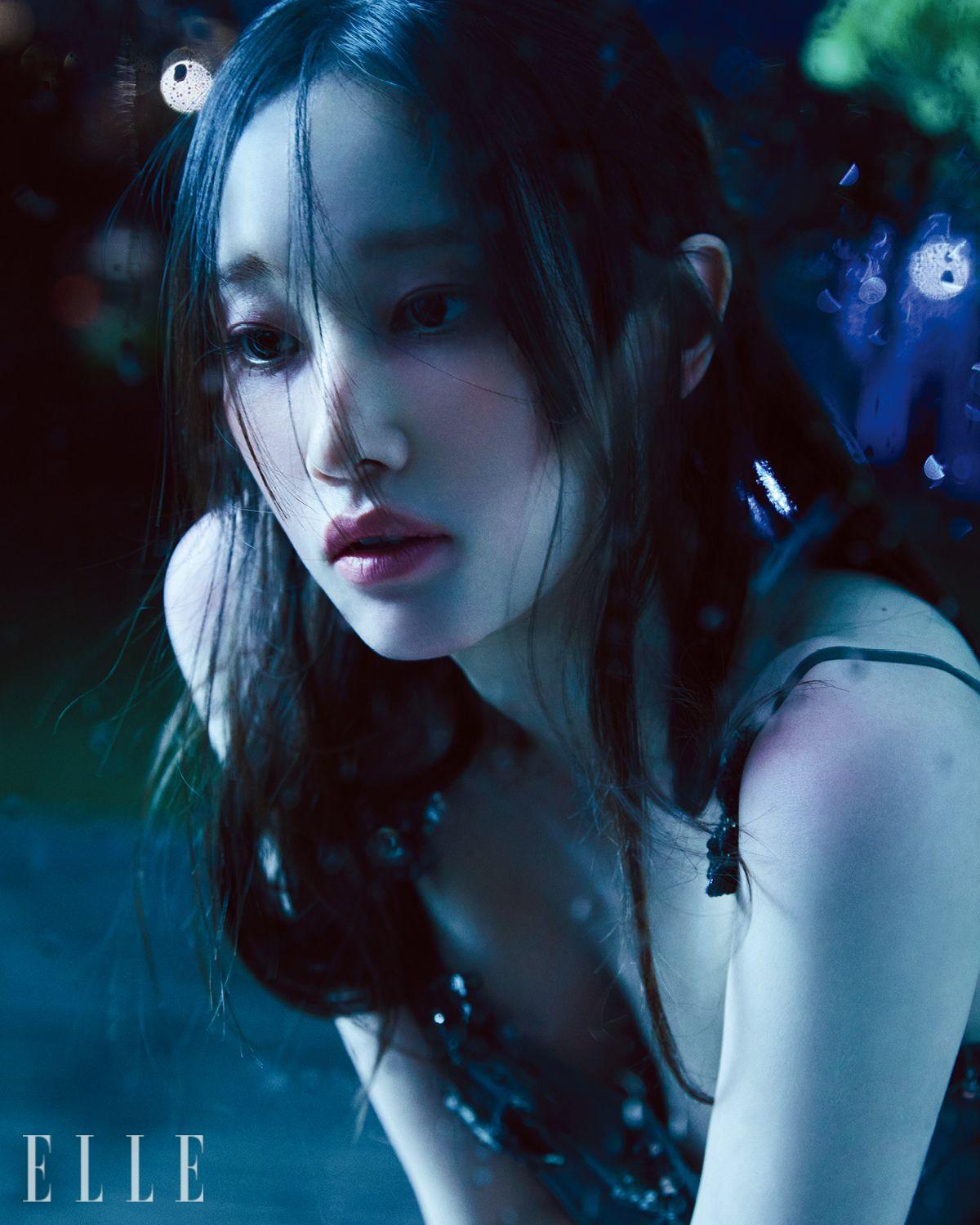 나비 디테일의 드레스는 Blumarine.