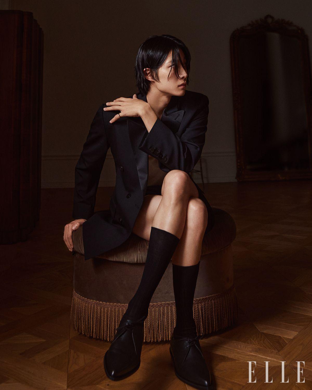 새틴 칼라 재킷은 Ernest W. Baker. 화이트 이너 웨어 톱은 Saint Laurent by Anthony Vaccarello. 포인티드 토 더비 슈즈는 Ann Demeulemeester. 쇼츠와 링, 양말은 모두 스타일리스트 소장품.