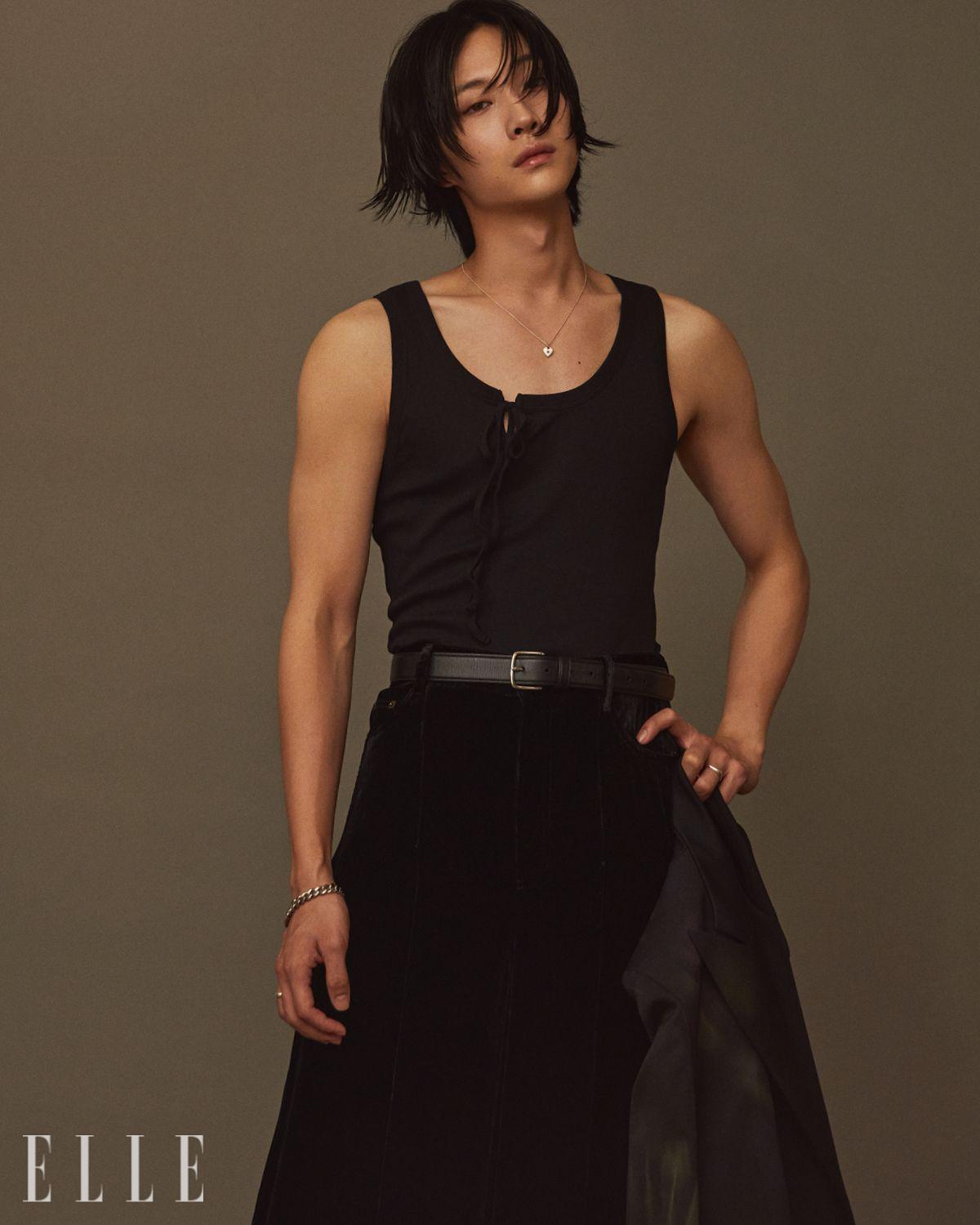 슬리브리스 톱은 S.S. Daley by 10 Corso Como Seoul. 와이드 팬츠는 Saint Laurent by Anthony Vaccarello. 벨트는 The Row. 재킷과 네크리스, 브레이슬릿, 링은 모두 스타일리스트 소장품. 