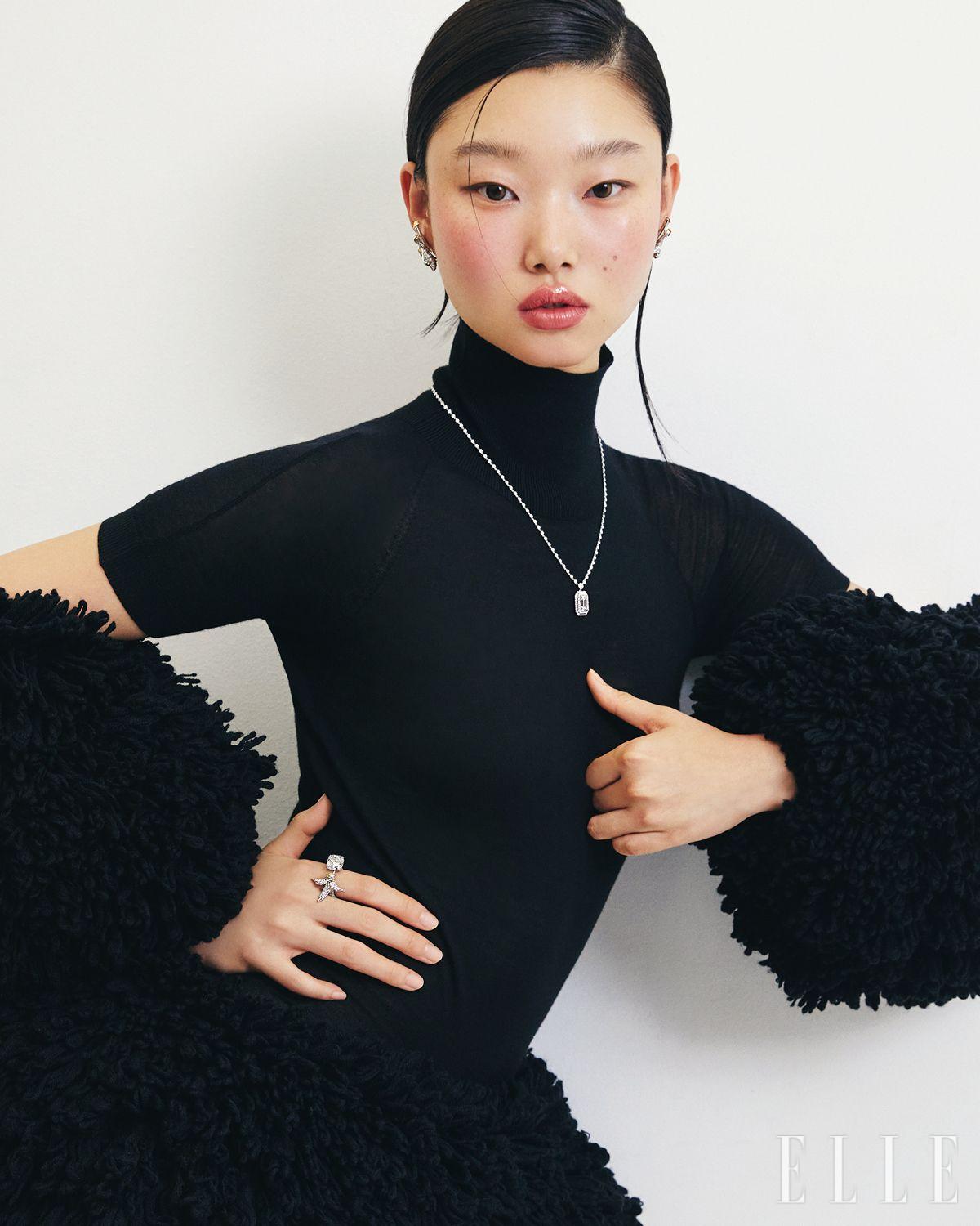 블랙 톱과 스커트, 글러브는 모두 Alaïa.