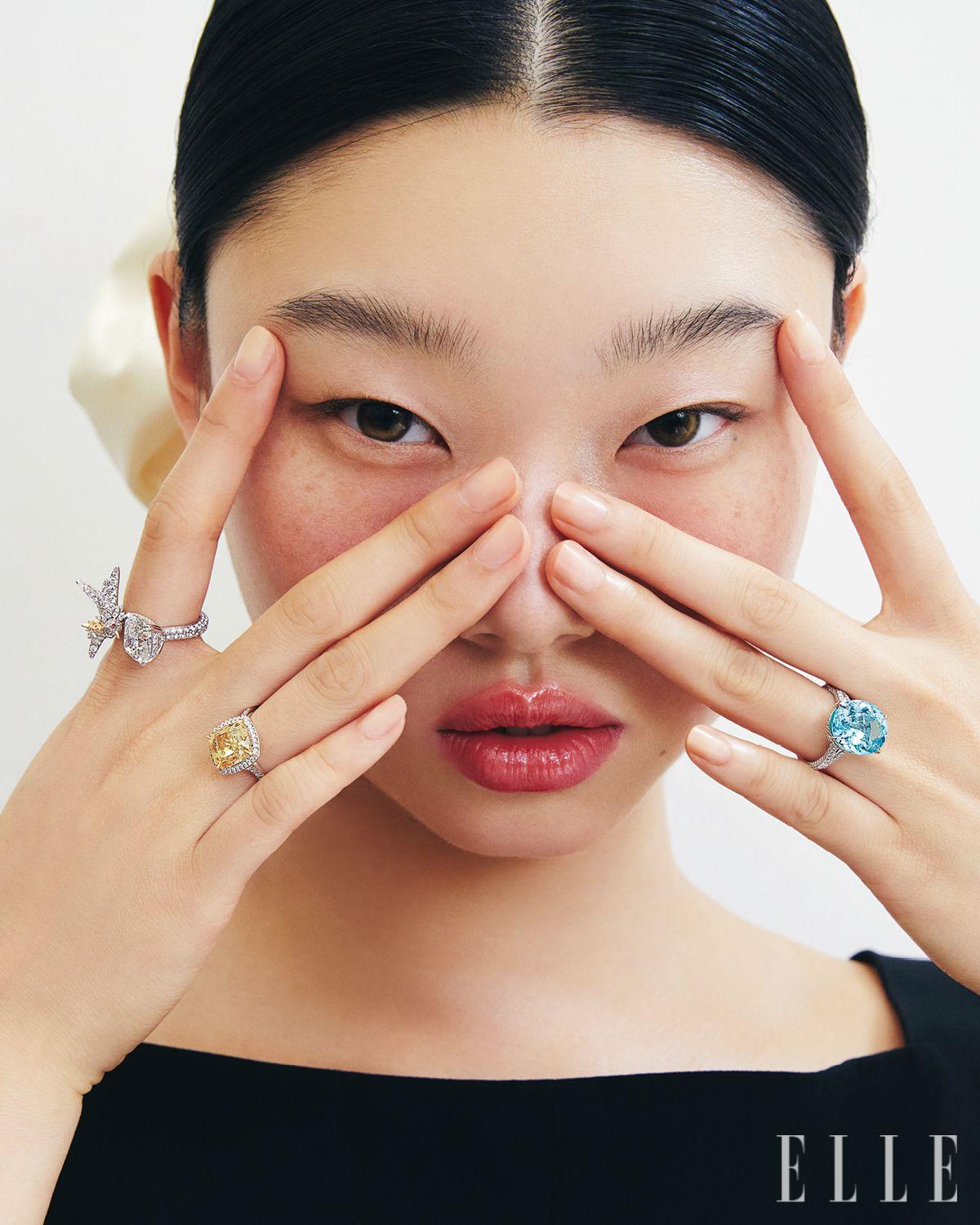 블랙 드레스는 가격 미정, Givenchy. 화이트 헤어핀은 Elizabeth Moments.