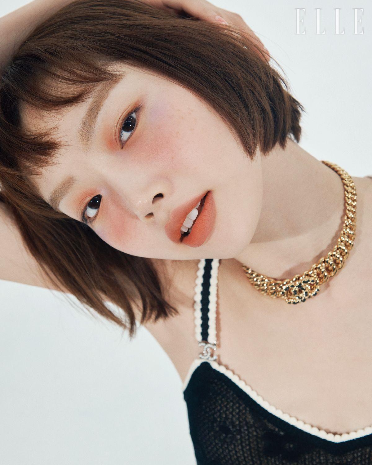 블랙 니트 톱과 네크리스는 모두 Chanel.