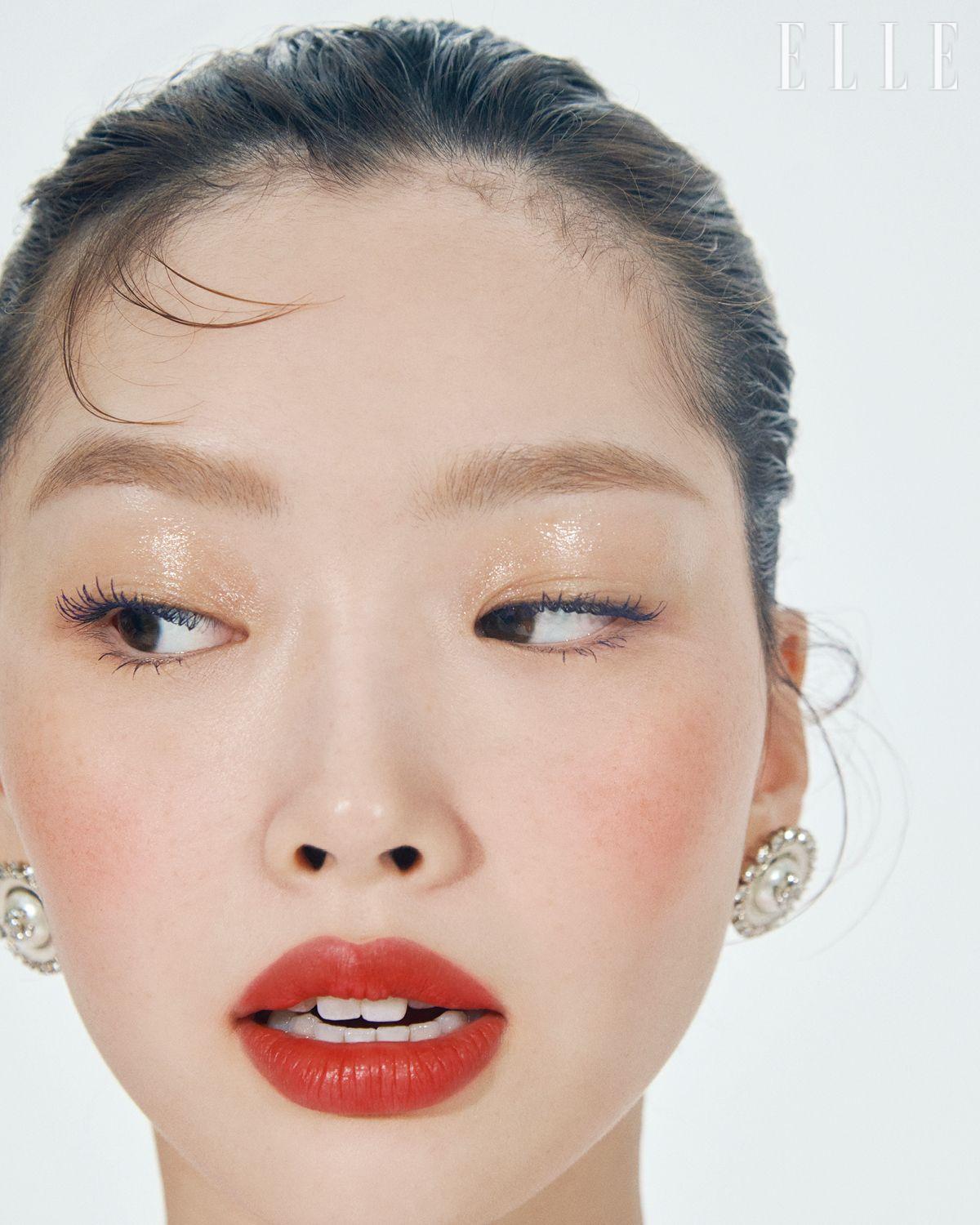 이어링은 Chanel.