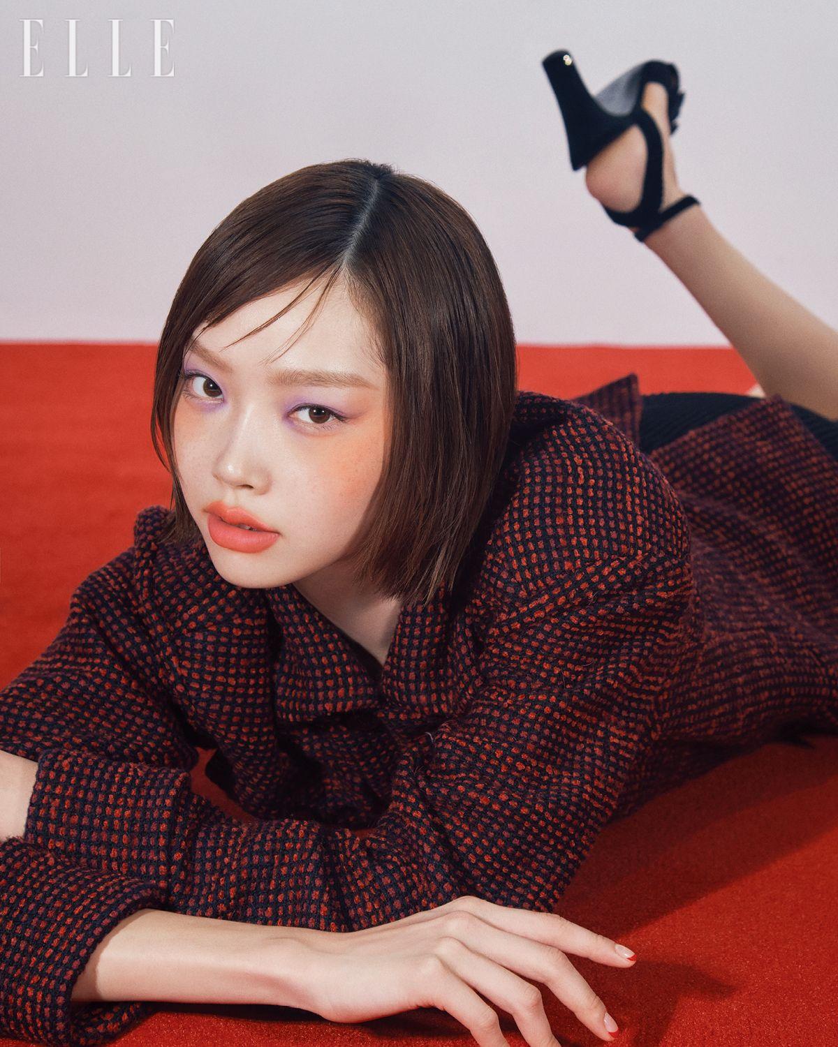 재킷과 슈즈는 모두 Chanel.