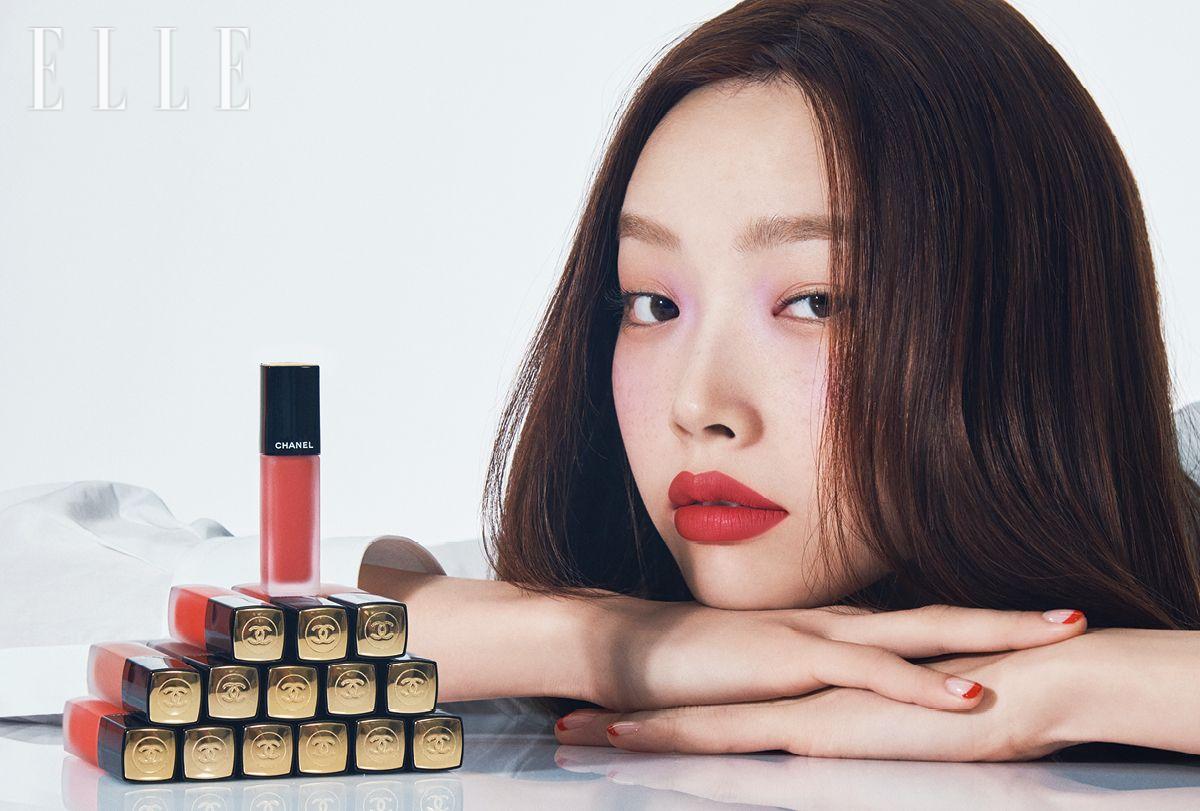 화이트 셔츠는 Chanel.
