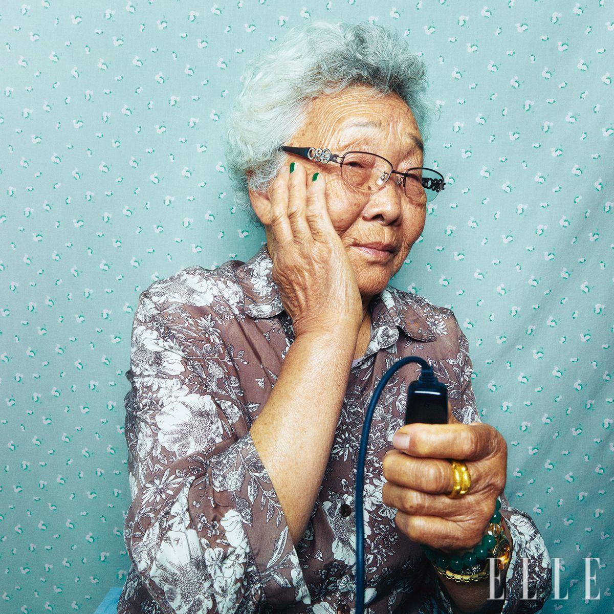 셀프 사진관 콘셉트의 촬영. 할머니들은 쑥스러워 하면서도 막상 카메라 앞에 서면 순수하고 천전한 미소를 내비치셨다.
