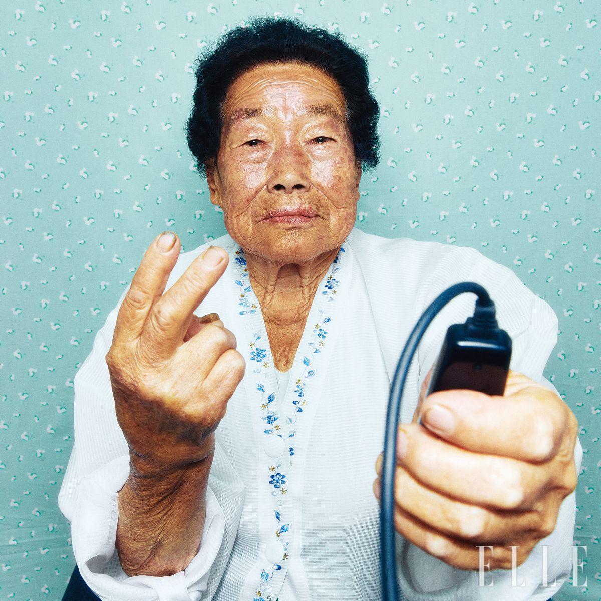 셀프 사진관 콘셉트의 촬영. 할머니들은 쑥스러워 하면서도 막상 카메라 앞에 서면 순수하고 천전한 미소를 내비치셨다.