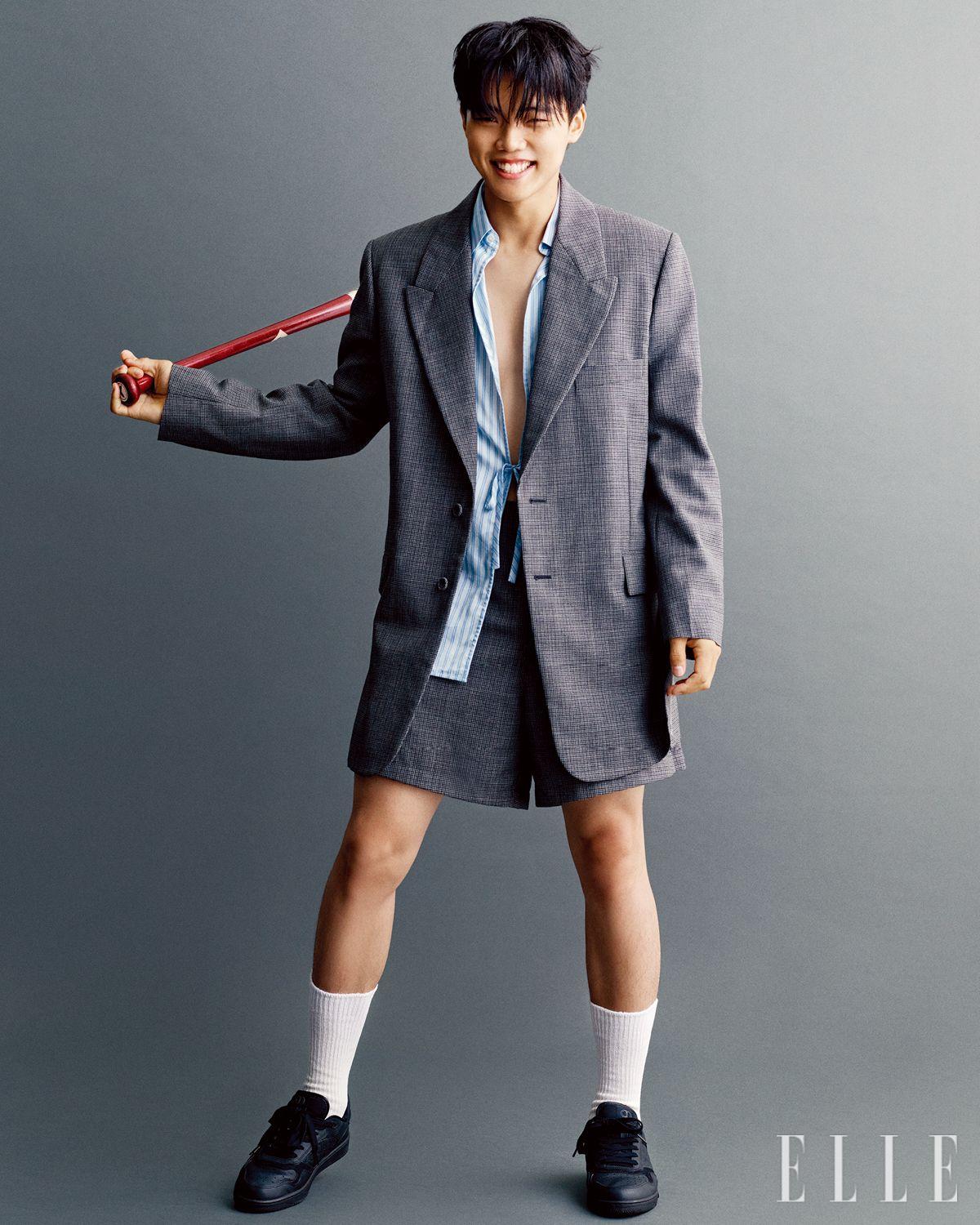 그레이 컬러 롱 재킷과 쇼츠, 셔츠, 스니커즈는 모두 Dior Men.