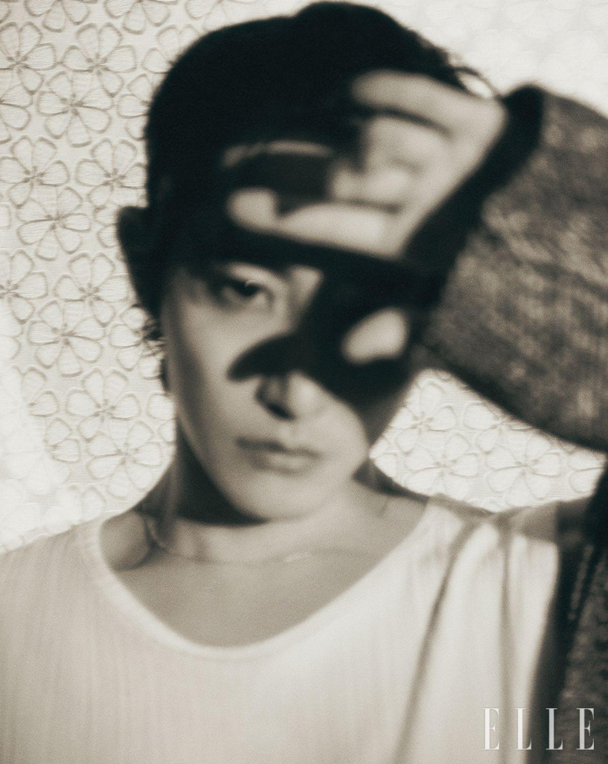 알파카 블렌드 코트와 슬리브리스 톱은 모두 Time Homme.