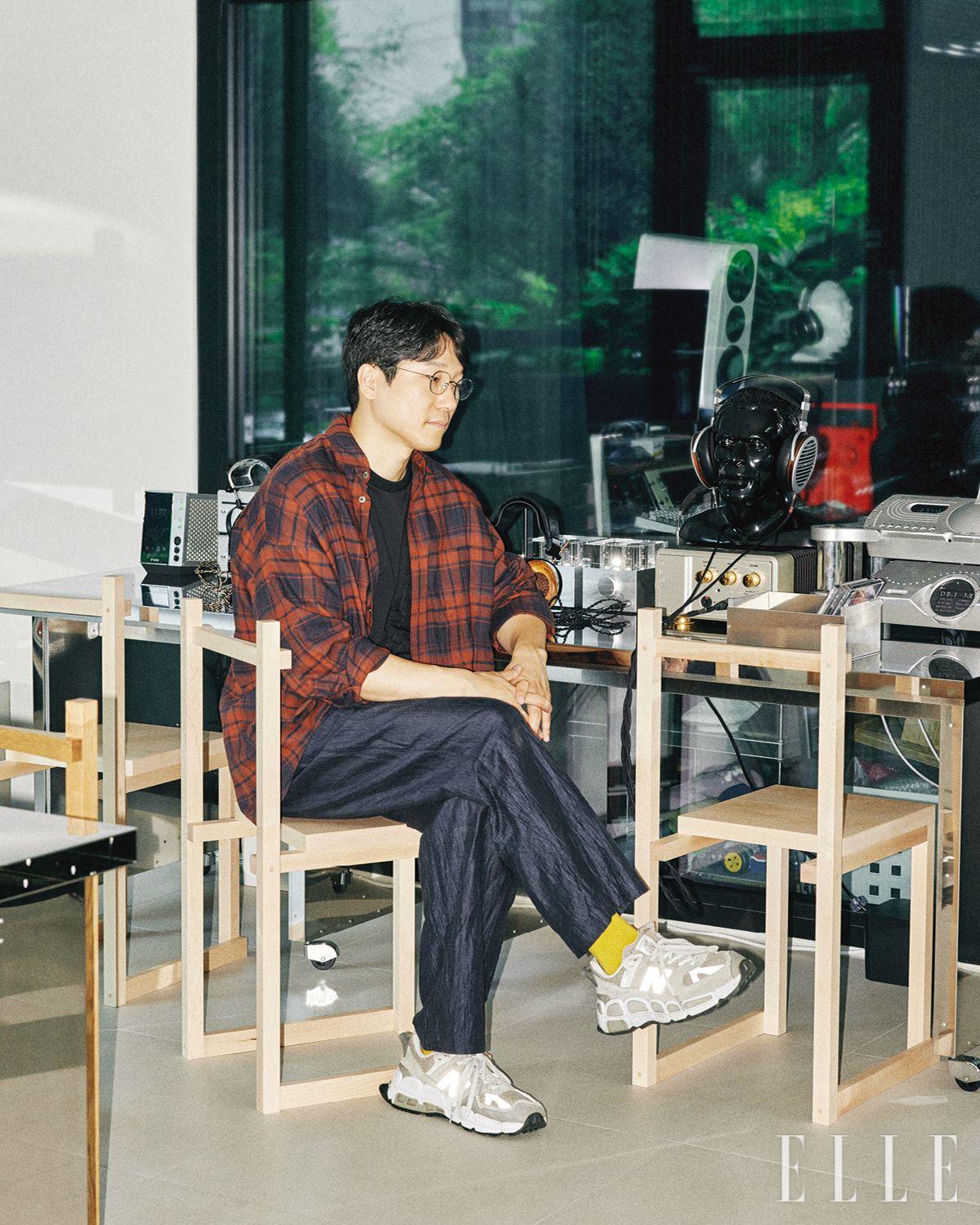 직접 디자인한 의자에 앉아 있는 김진식.