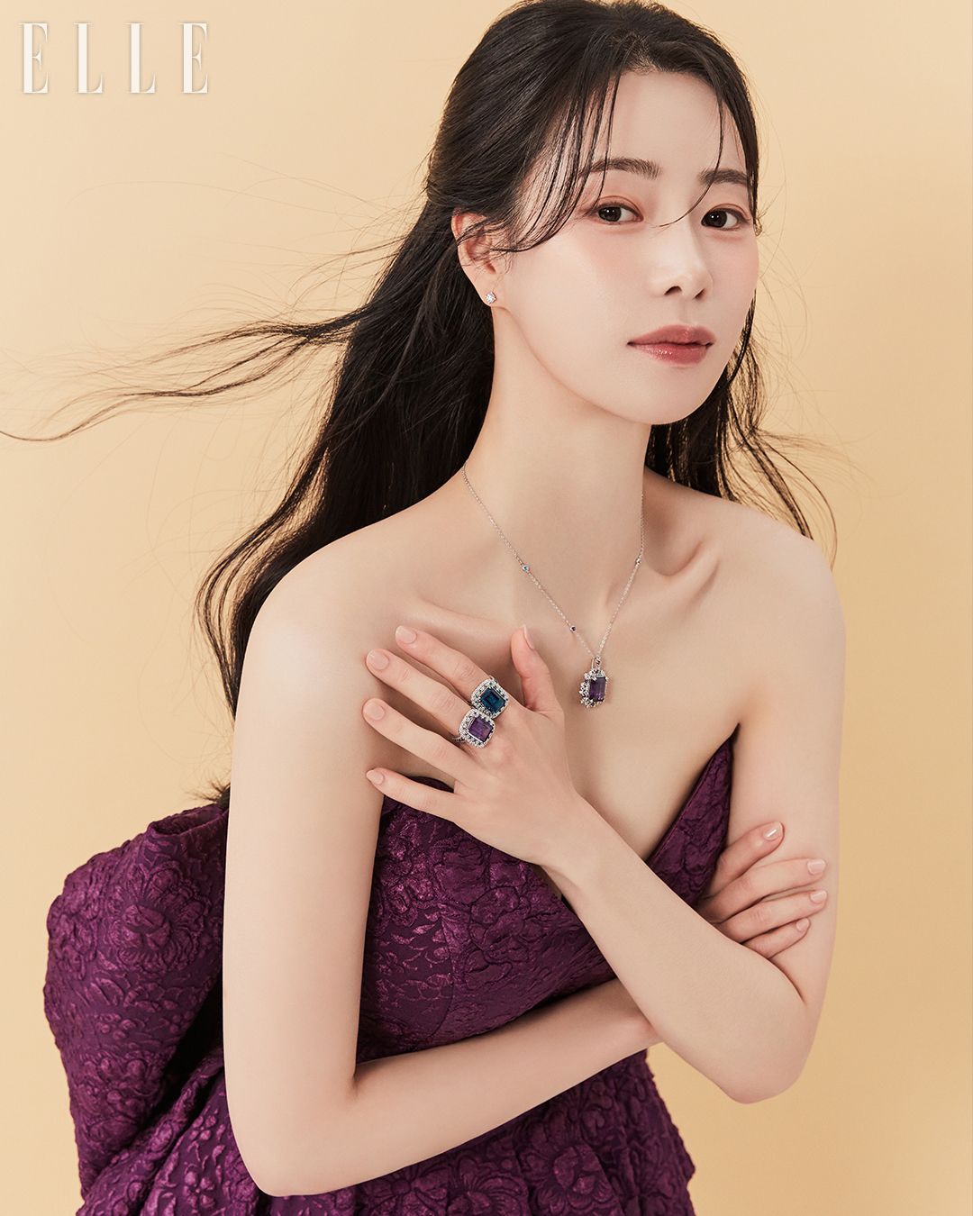 엑상프로방스의 활기찬 분수 이미지를 형상화한 디뮤어 & 폰스 컬렉션. 화이트 스톤 장식의 플로리 이어링, 자수정을 세팅한 디뮤어 펜던트, 토파즈와 자수정을 세팅한 베르 체인 네크리스, 런던 블루 토파즈를 세팅한 폰스 링, 자수정을 세팅한 폰스 링은 모두 RoseeDor.