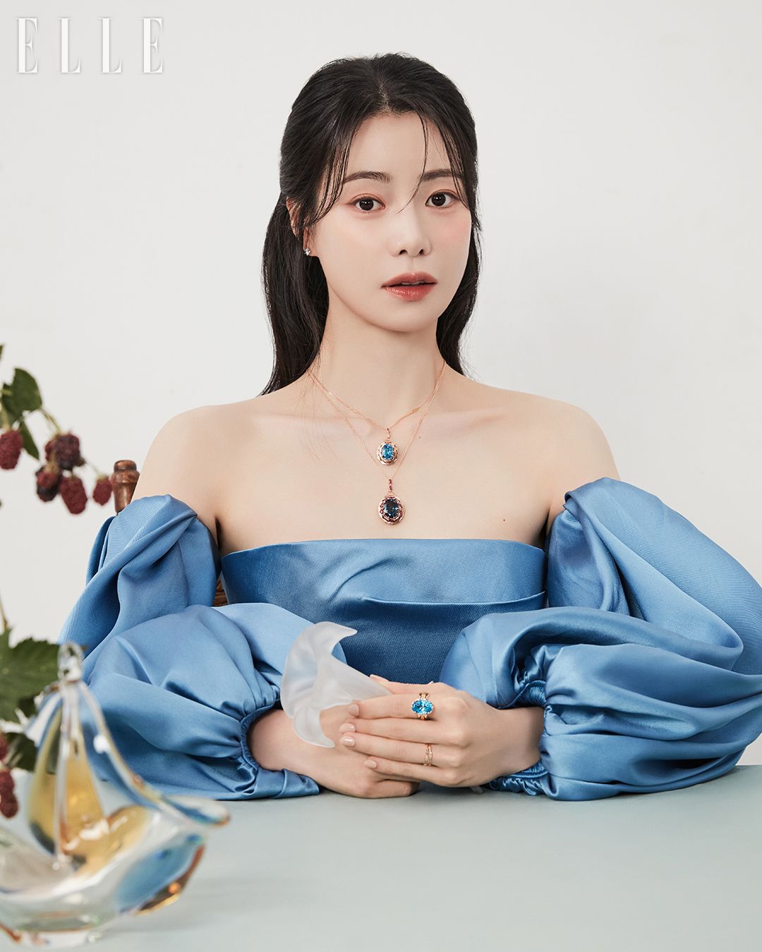 남프랑스의 맑은 바다에서 영감받은 아쿠아 멜로디 컬렉션. 프로메리 이어링, 토파즈 스톤을 세팅한 핑크 골드 소재의 아쿠아멜로디벨 네크리스, 런던 블루 토파즈와 로돌라이트 가닛을 세팅한 아쿠아멜로디그랑 네크리스, 토파즈를 세팅한 아쿠아 멜로디 링, 2개를 레이어링한 핑크 골드 소재의 프리즐리 링은 모두 RoseeDor.