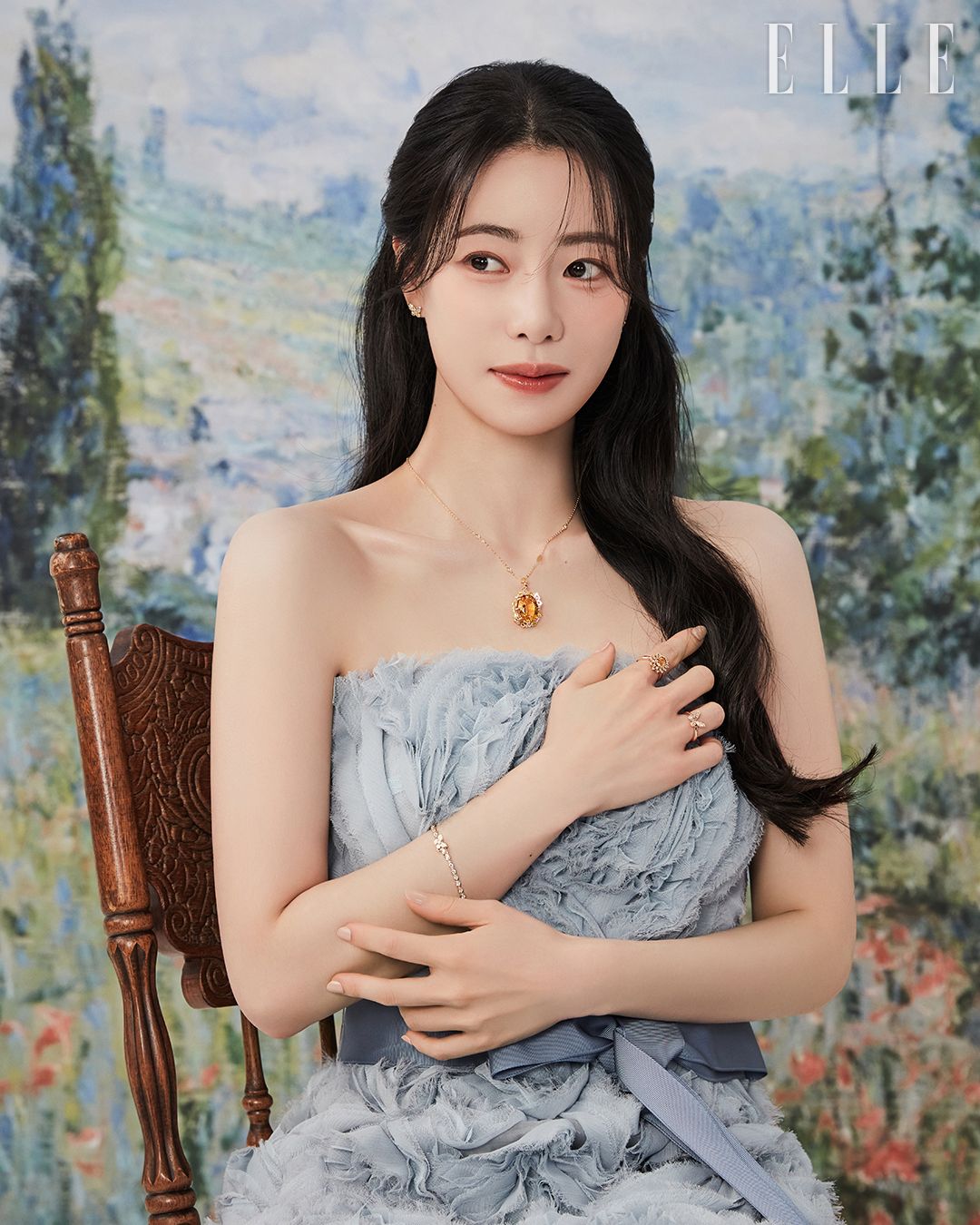 우아한 나비의 움직임을 재해석한 스윗멜로디 컬렉션. 나비 모티프의 스윗아델 이어링, 시트린을 세팅한 스윗그랑 펜던트, 옐로 골드 소재의 스윗멜로디 체인 네크리스, 시트린을 세팅한 스윗레이드 링, 나비 모티프의 스윗아델 링, 다이아몬드를 세팅한 스윗샤인올 브레이슬릿은 모두 RoseeDor.