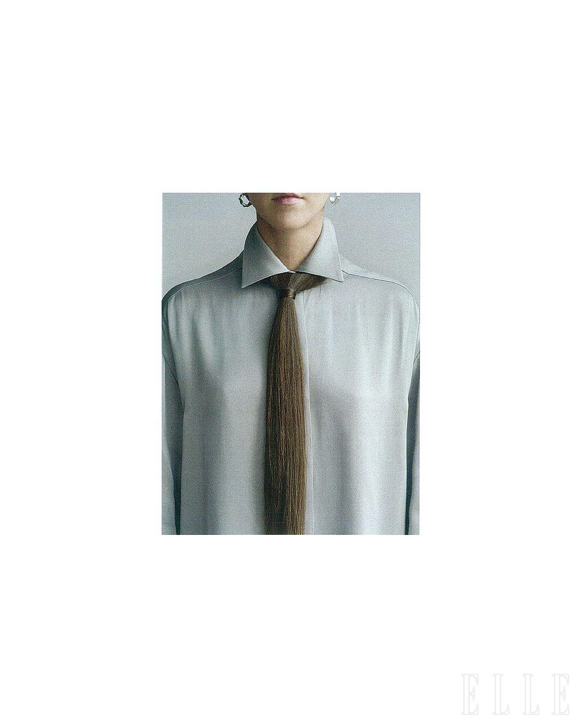 셔츠는 Aeron. 이어링은 The Sentimentalist.