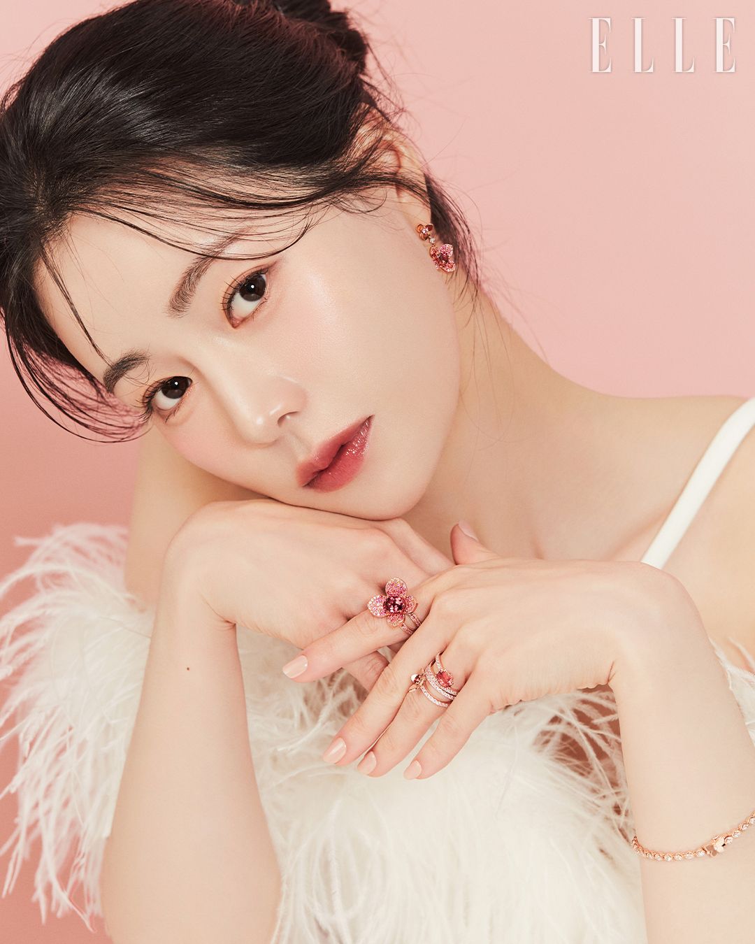 생폴드방스의 정원에서 영감받아 로제도르 시그너처 프로메 라인을 새롭게 해석한 프로메그랑 컬렉션. 핑크 투르말린을 세팅한 프로메그랑 이어링과 프로메그랑 링, 다이아몬드와 핑크 투르말린을 세팅한 세브아 링, 가닛과 다이아몬드를 세팅한 플라워 모티프의 세브프로메 링, 다이아몬드를 세팅한 스윗샤인올 브레이슬릿은 모두 RoseeDor.