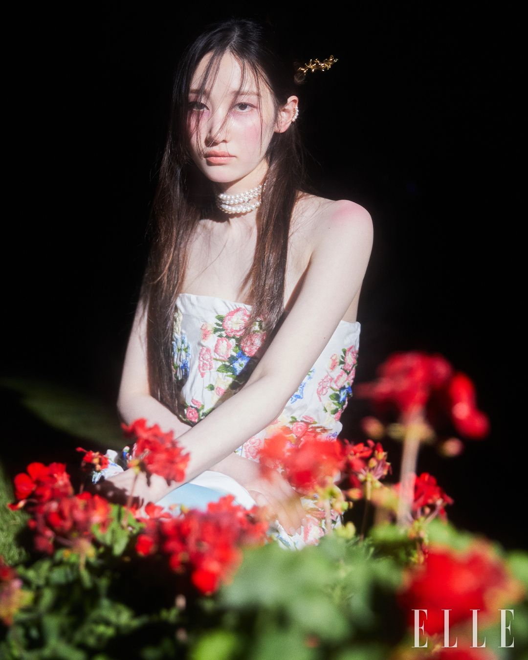  튜브 톱 드레스는 Loewe. 초커로 연출한 진주 네크리스와 이어 커프는 Tasaki. 비녀는 Archive Scene.