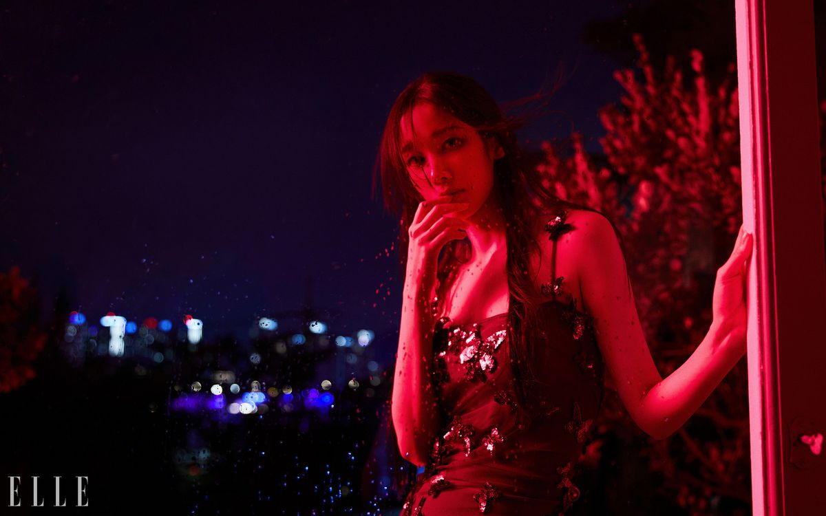 나비 디테일의 드레스는 Blumarine.