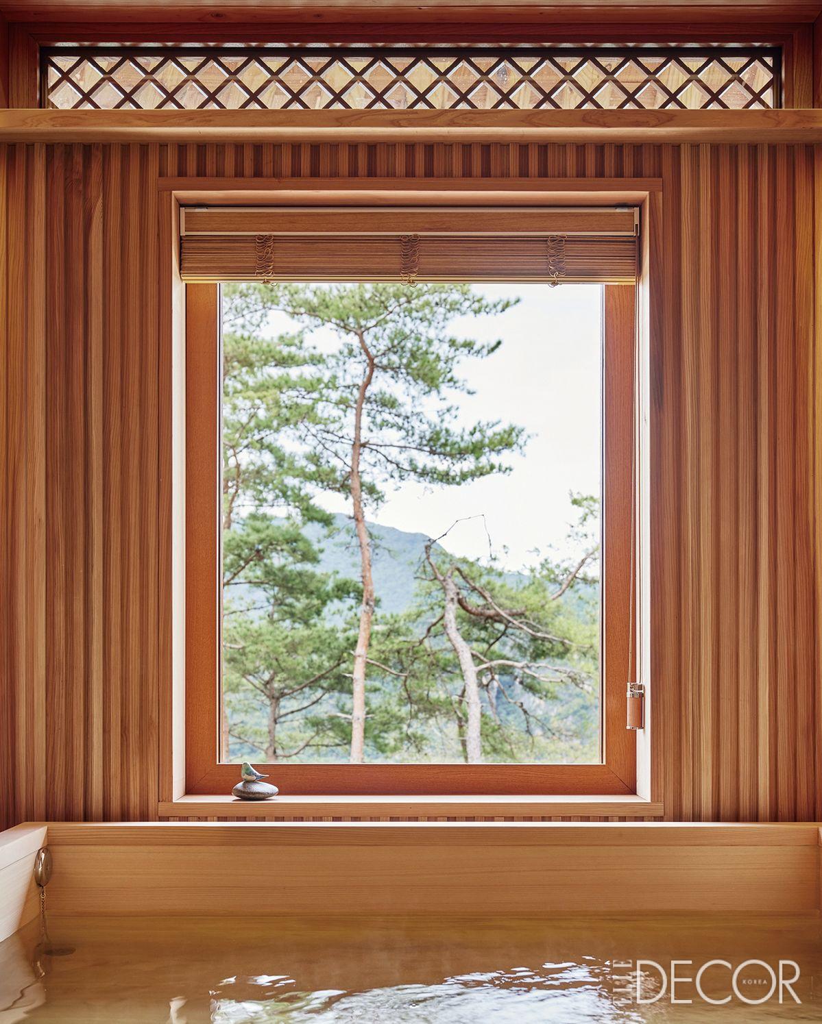 깊이 있는 향과 부드러운 촉감의 편백나무로 만든 욕조. 