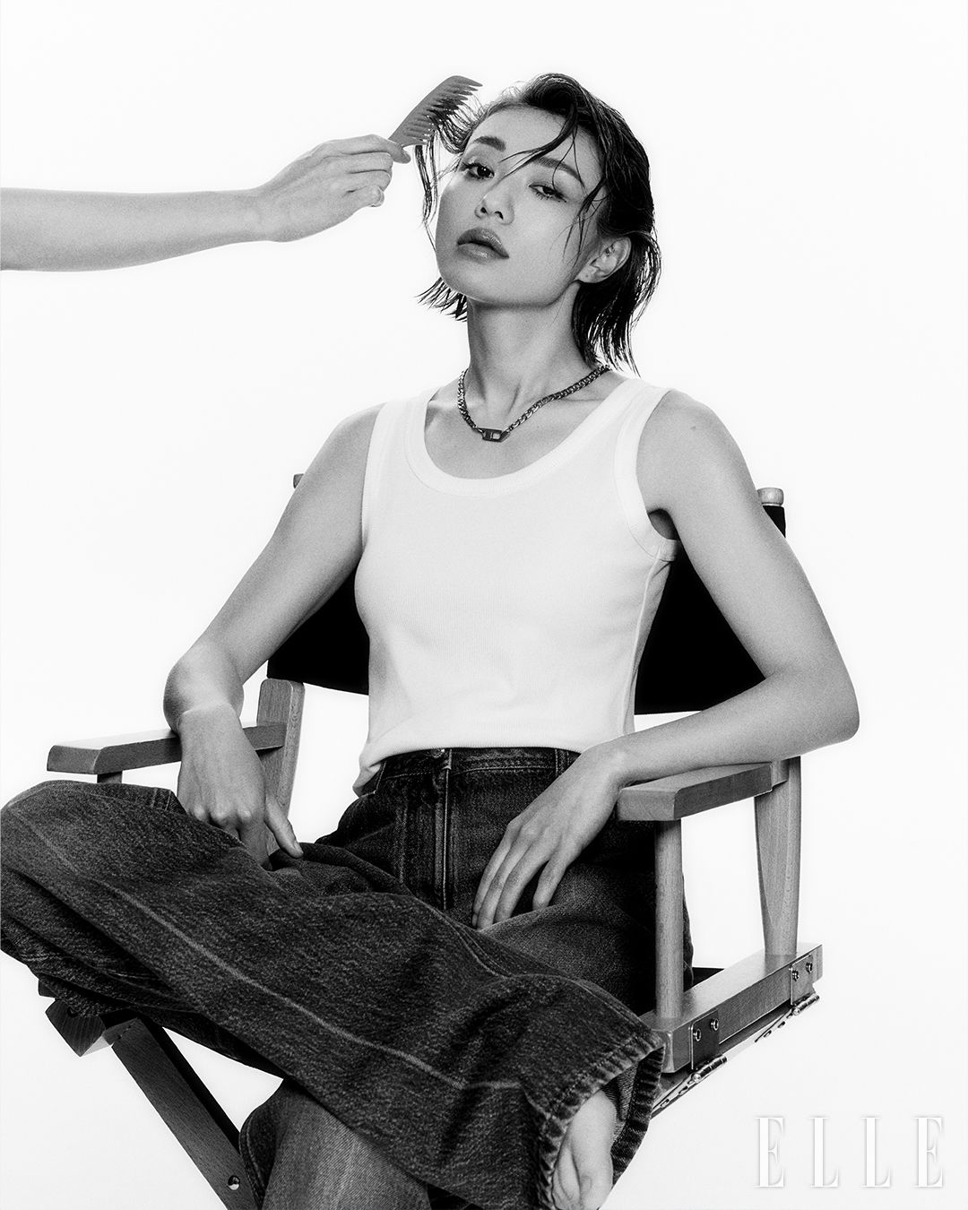 데님 팬츠는 Versace. 체인 네크리스는 Diesel. 화이트 톱은 스타일리스트 소장품. 