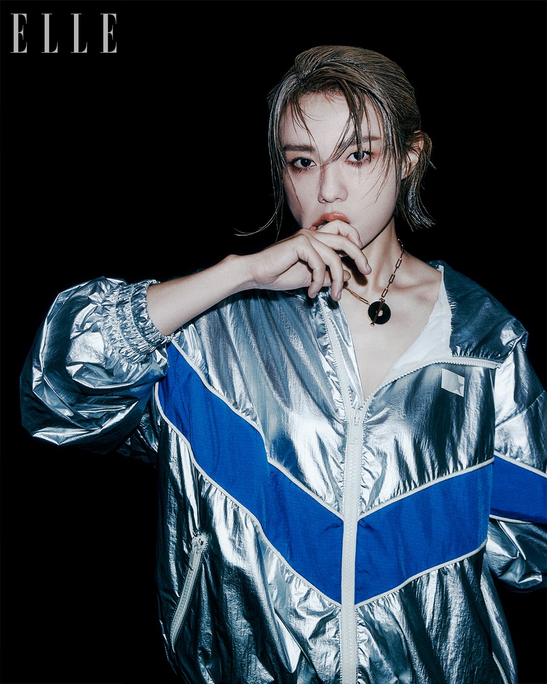 메탈릭한 짚업 아우터는 Golden Goose. 골드 메달 장식 네크리스는 Portrait Report. 