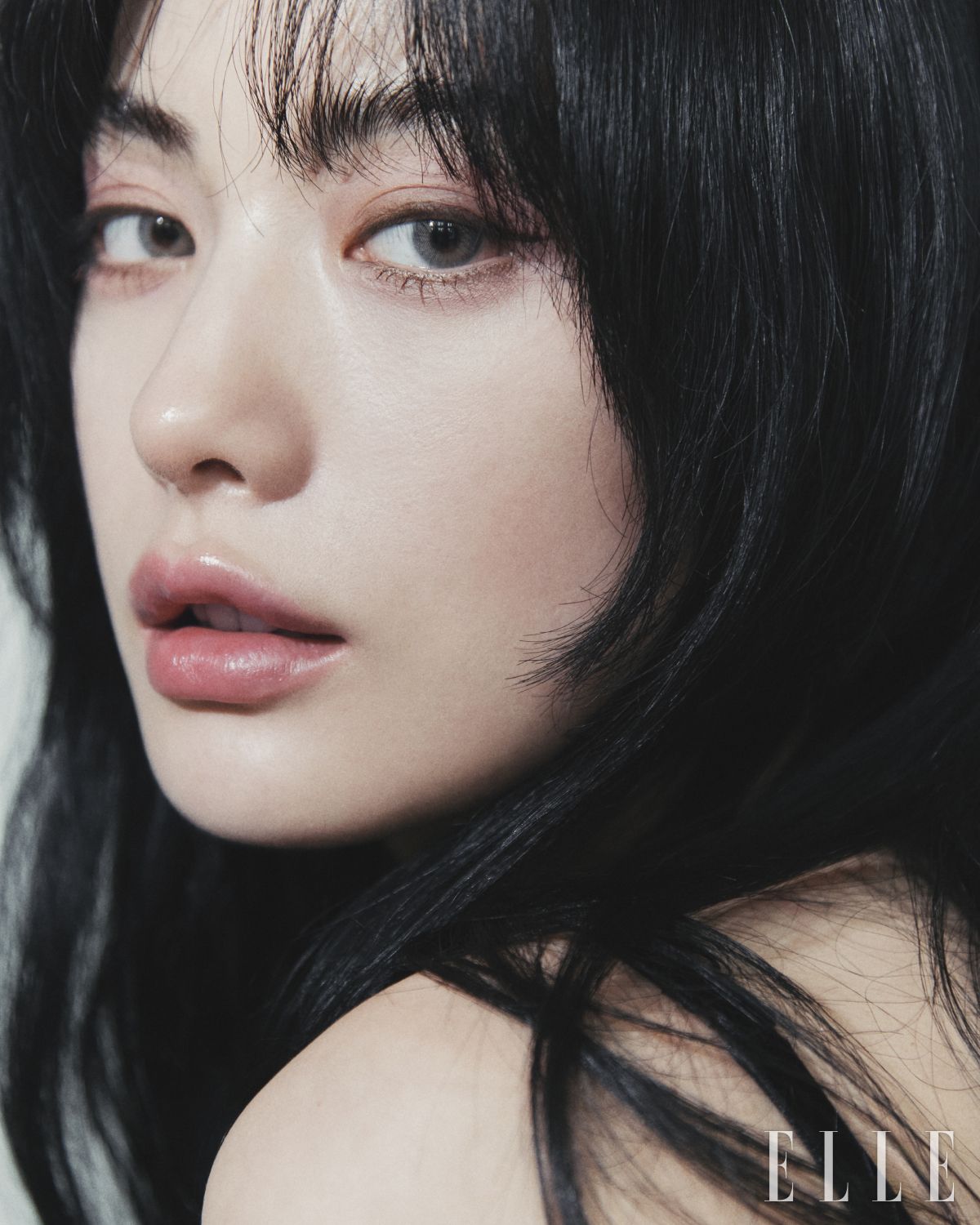 넓은 면적에 음영을 주듯 브라운 컬러로 가볍게 색을 입히고, 세련된 변주를 더하는 모브 포인트 컬러로 몽환적 분위기를 더했다. 바비 브라운 스모키 글림 아이섀도우 팔레트 8만원5천원. 은은한 광채가 감도는 바비 브라운 럭스 립스틱 샌드워시 핑크 컬러는 5만4천원 모두 Bobbi Brown.