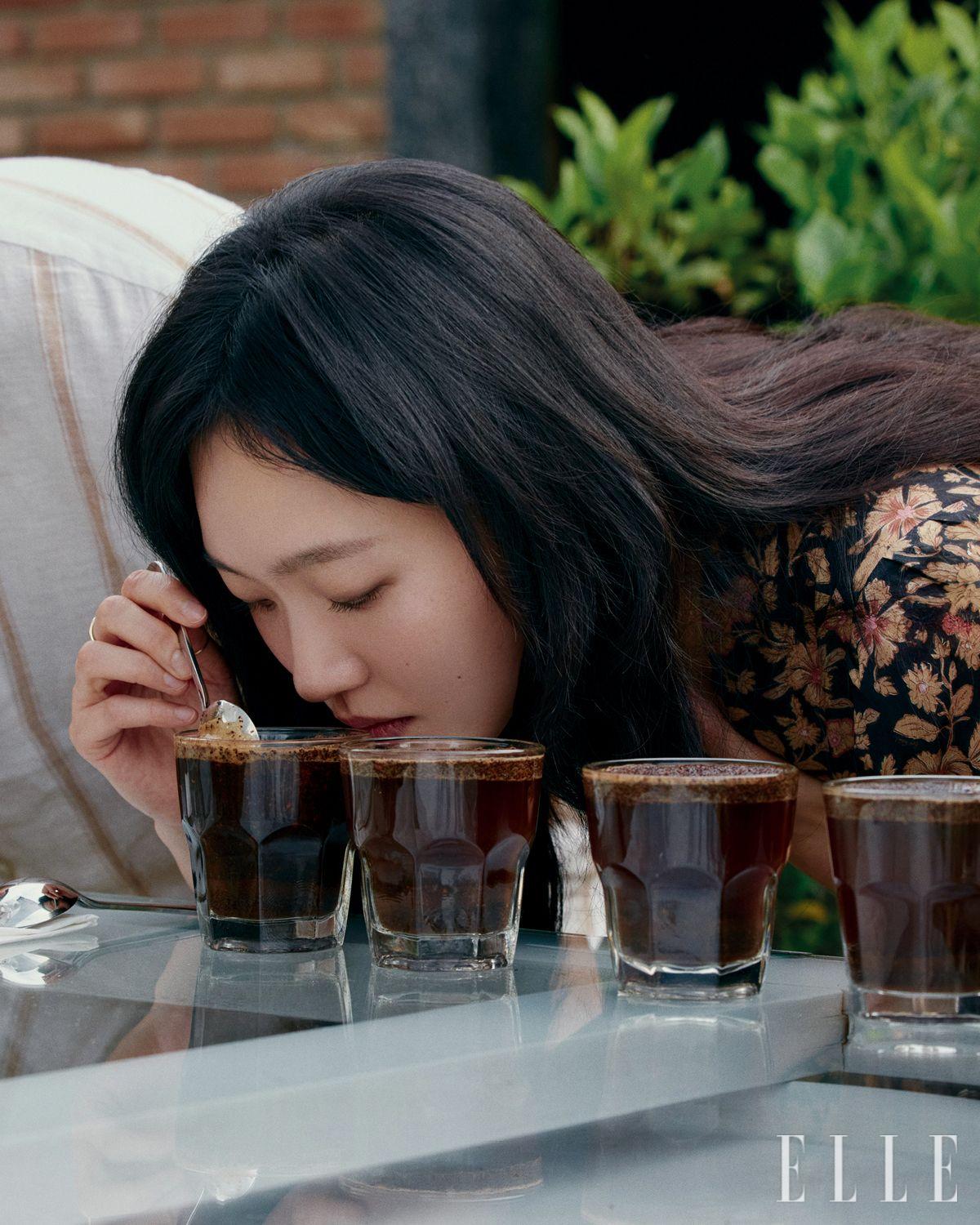 원두 상태에 따른 커피의 맛과 향을 비교하는 ‘커핑(Cupping)’에 몰입 중인 모습. 