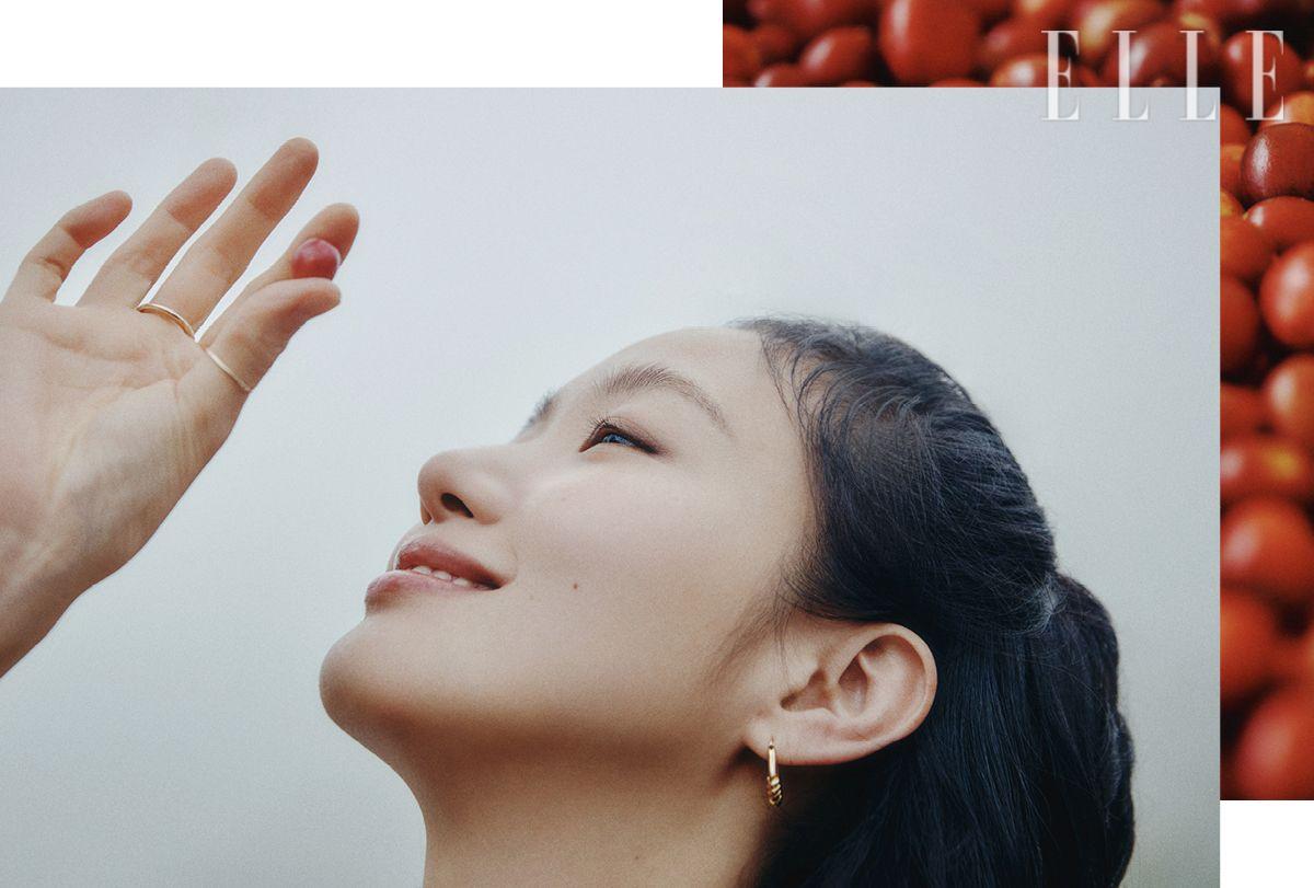 직접 딴 커피 체리를 관찰하는 김고은.
